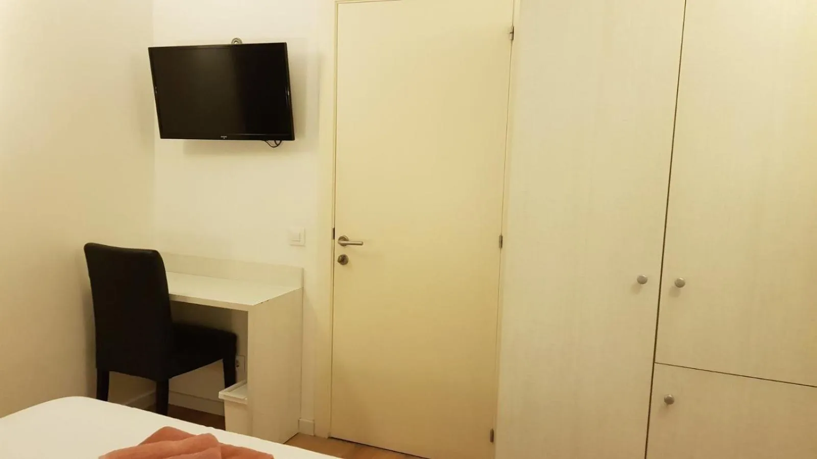 Seating area, Bed in Hostalin Barcelona Gran Via