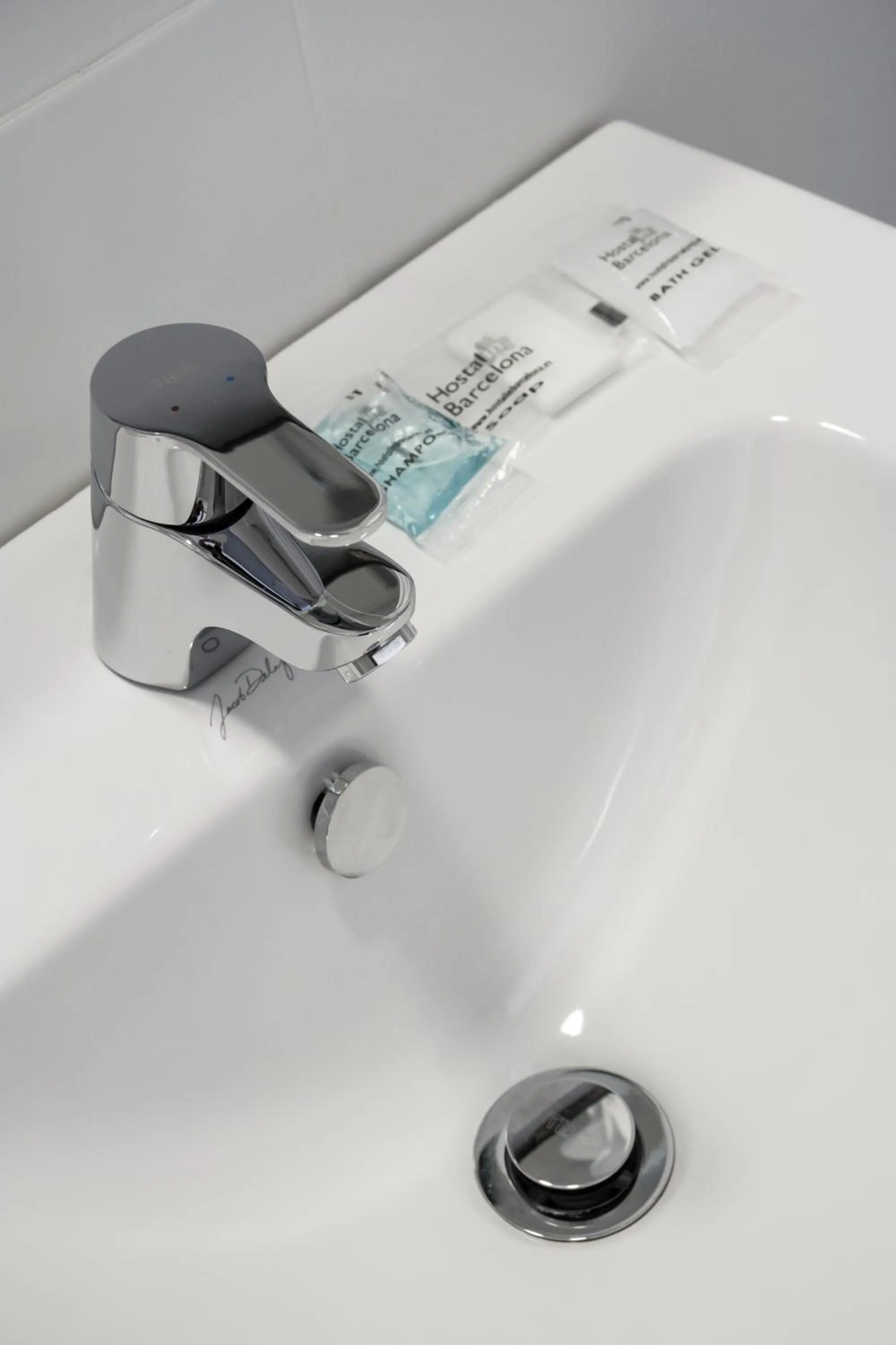 Bathroom in Hostalin Barcelona Gran Via