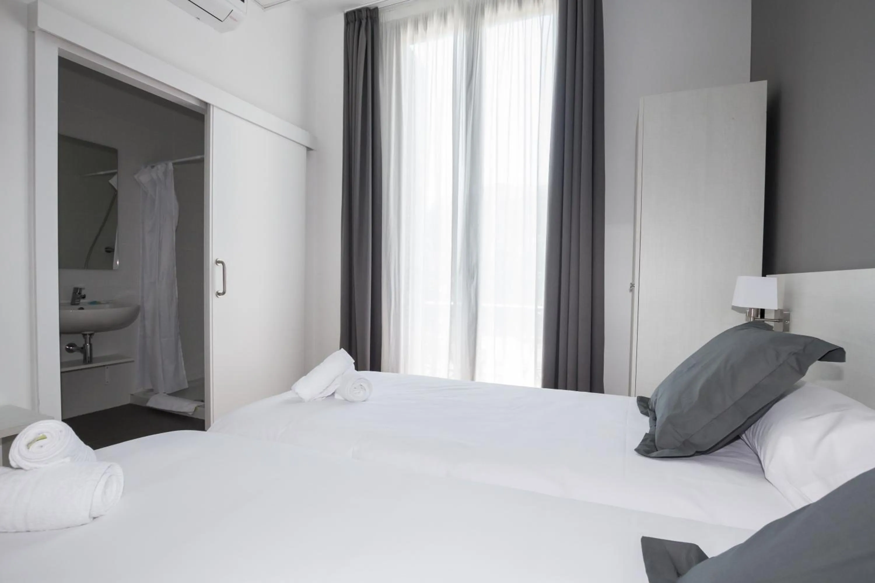 Photo of the whole room, Bed in Hostalin Barcelona Gran Via