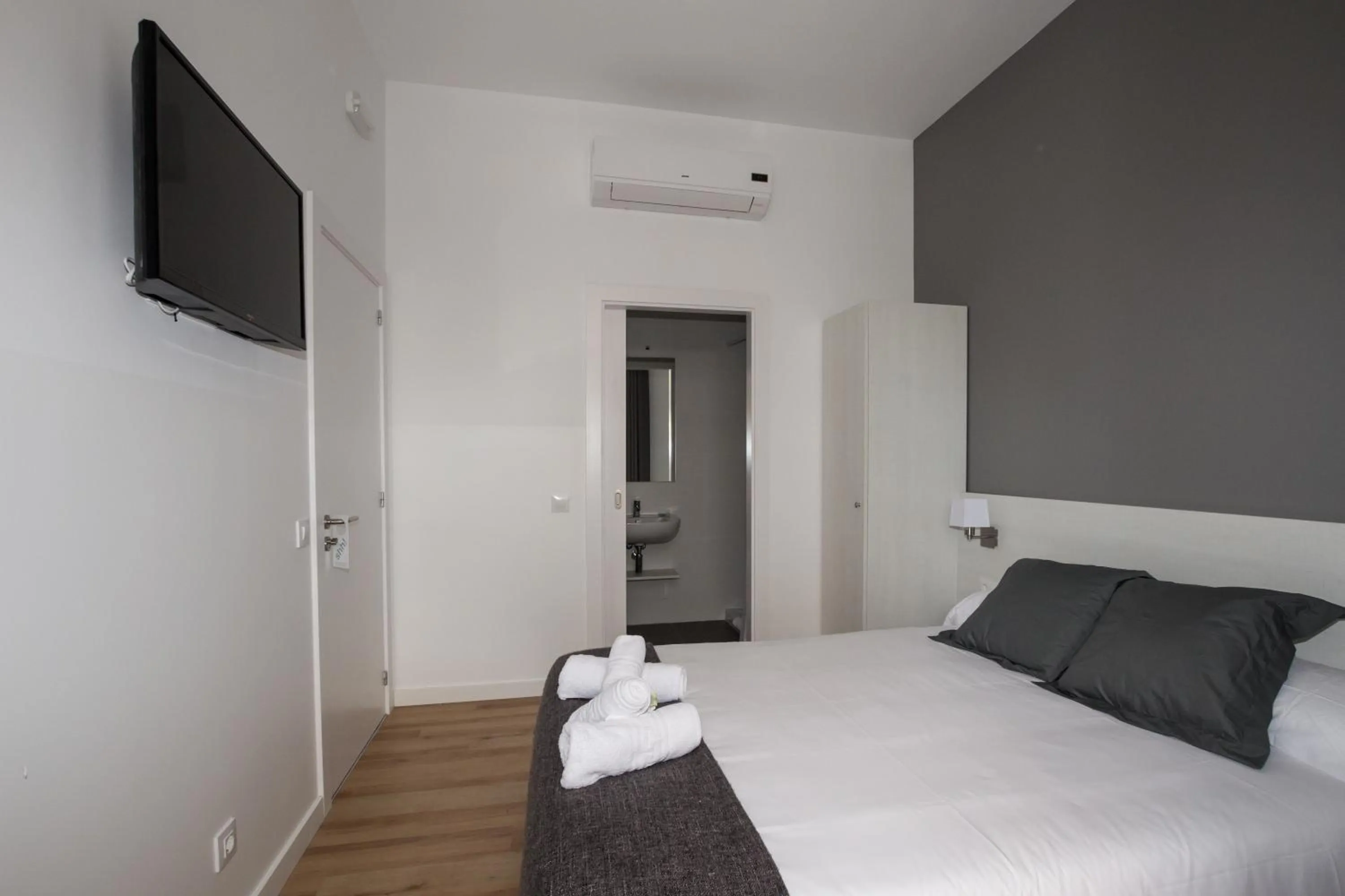 Photo of the whole room, Bed in Hostalin Barcelona Gran Via