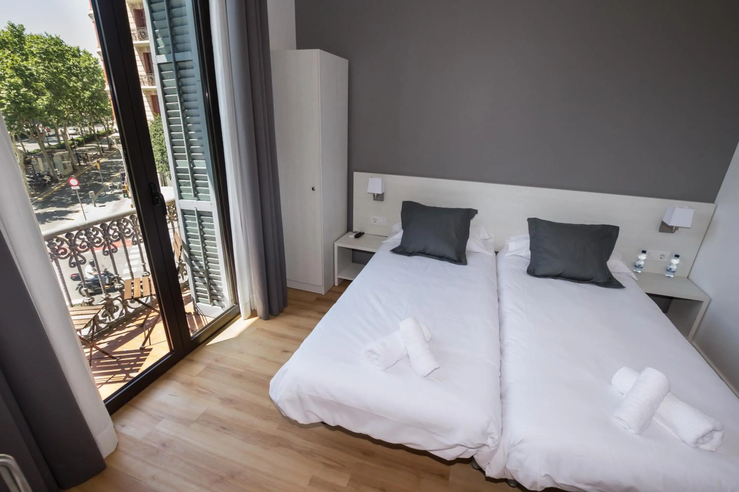 Photo of the whole room, Bed in Hostalin Barcelona Gran Via