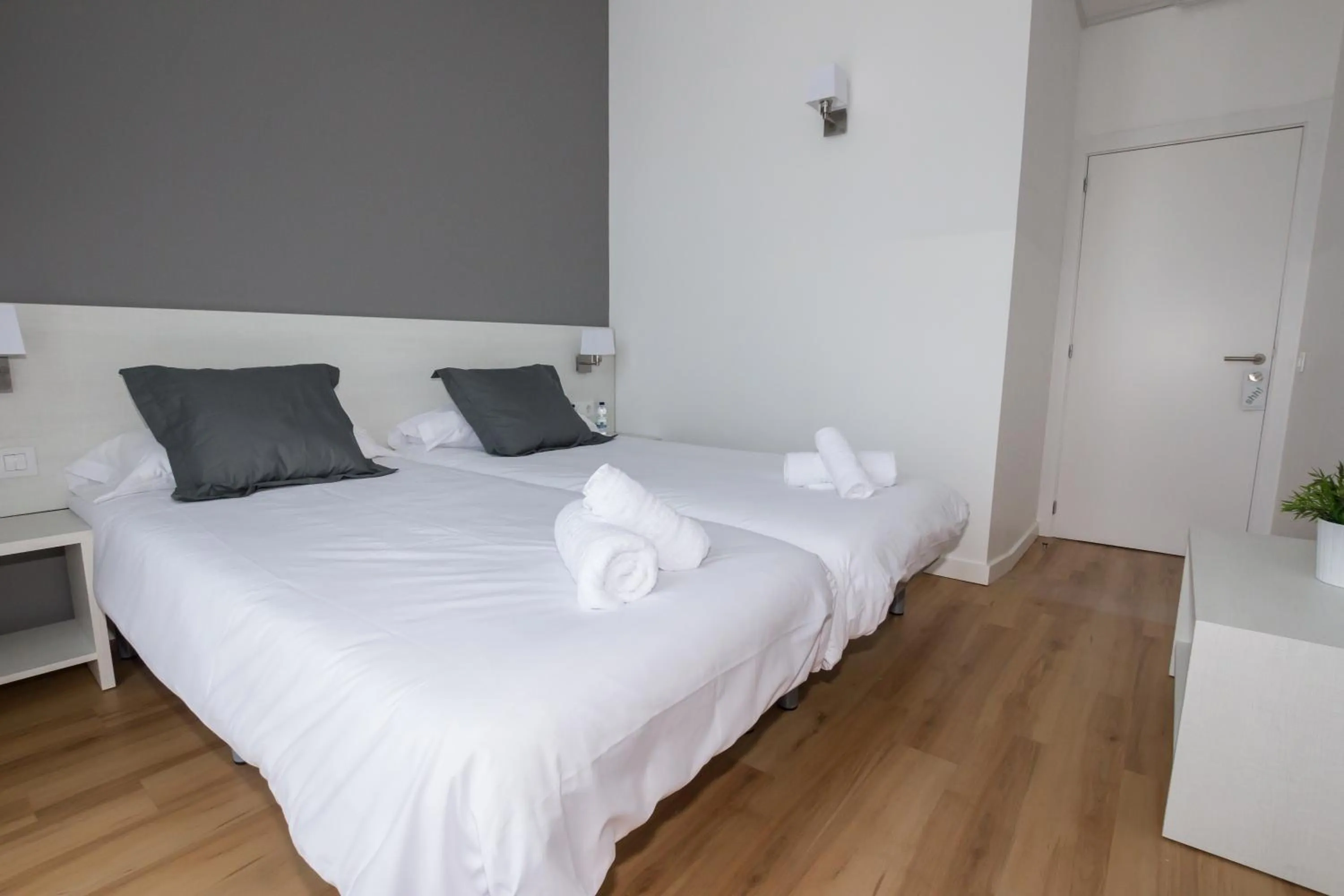 Photo of the whole room, Bed in Hostalin Barcelona Gran Via