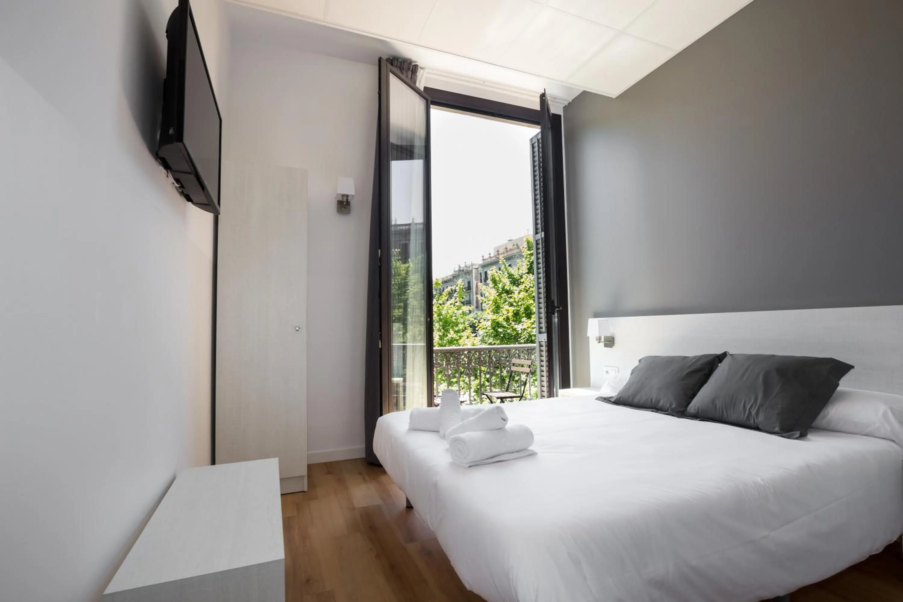 Photo of the whole room, Bed in Hostalin Barcelona Gran Via