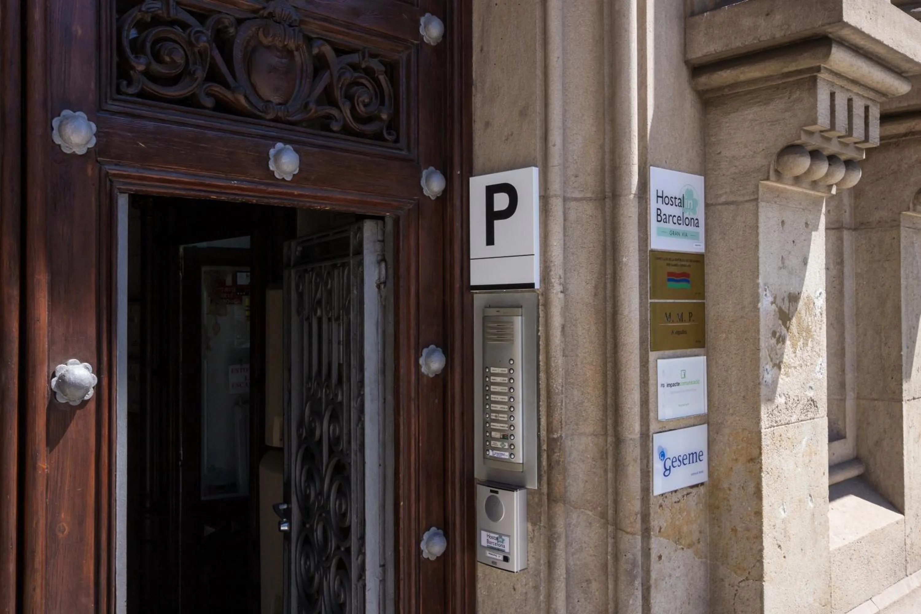 Facade/entrance in Hostalin Barcelona Gran Via