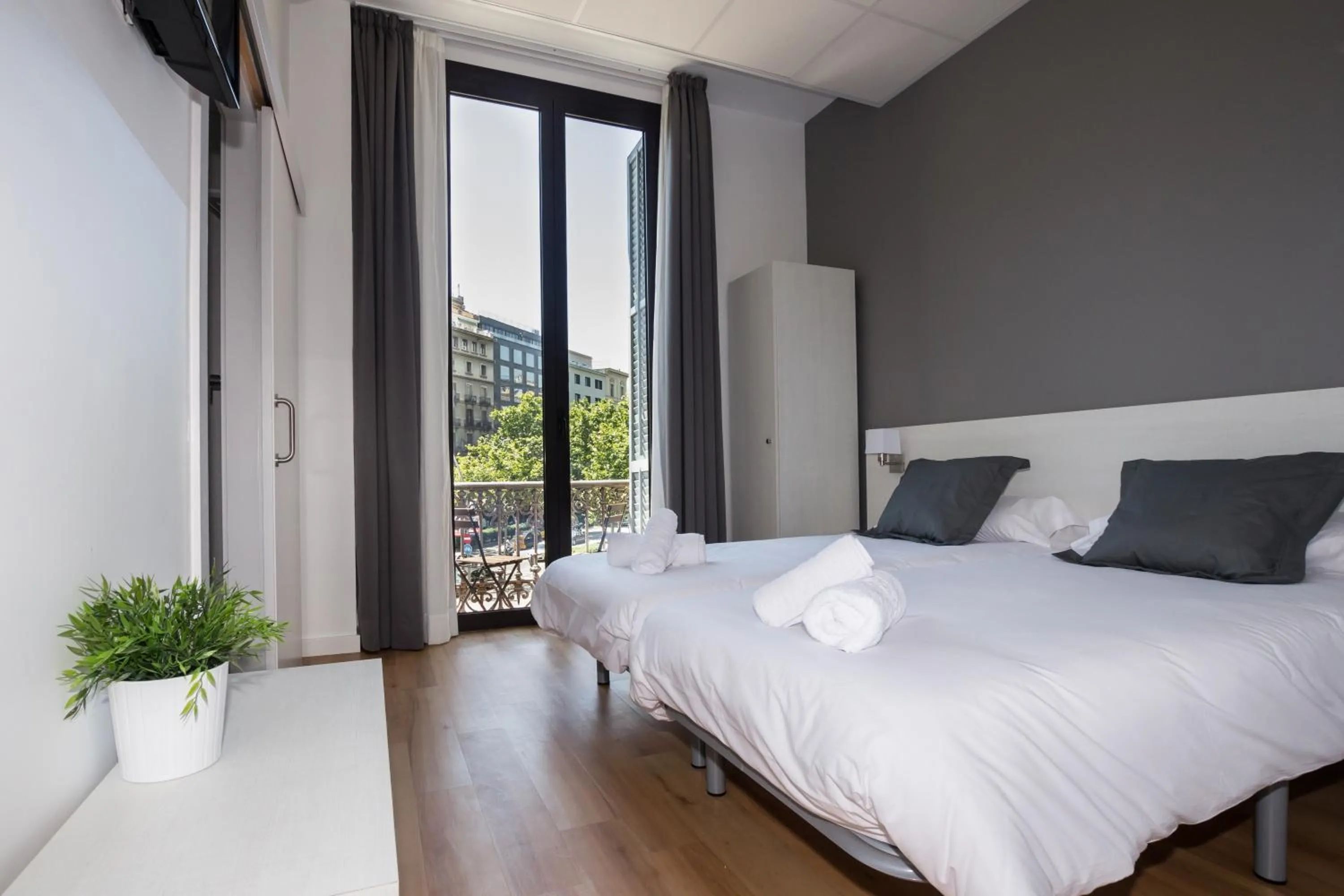 Photo of the whole room, Bed in Hostalin Barcelona Gran Via