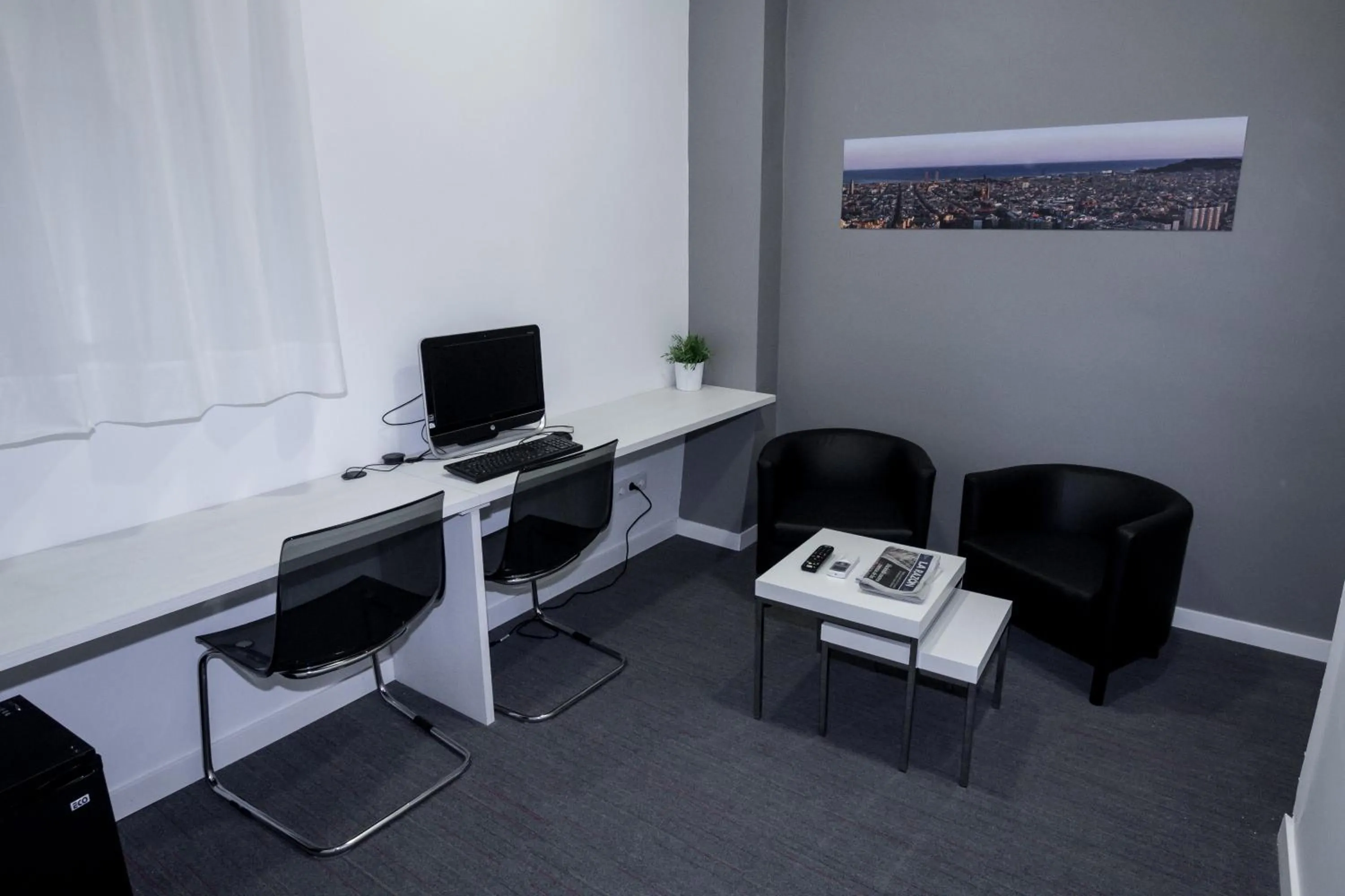 Communal lounge/ TV room in Hostalin Barcelona Gran Via