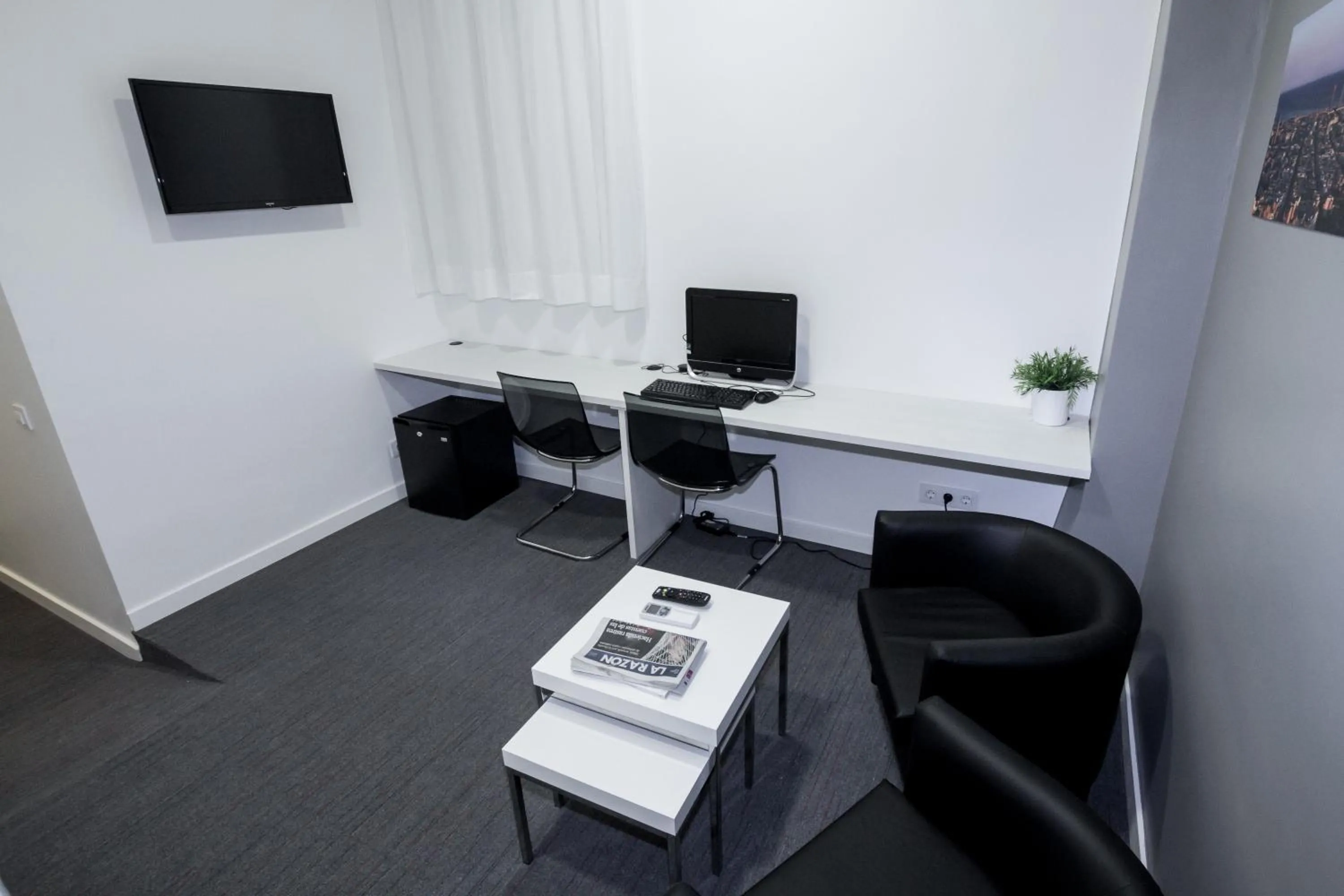 Communal lounge/ TV room in Hostalin Barcelona Gran Via