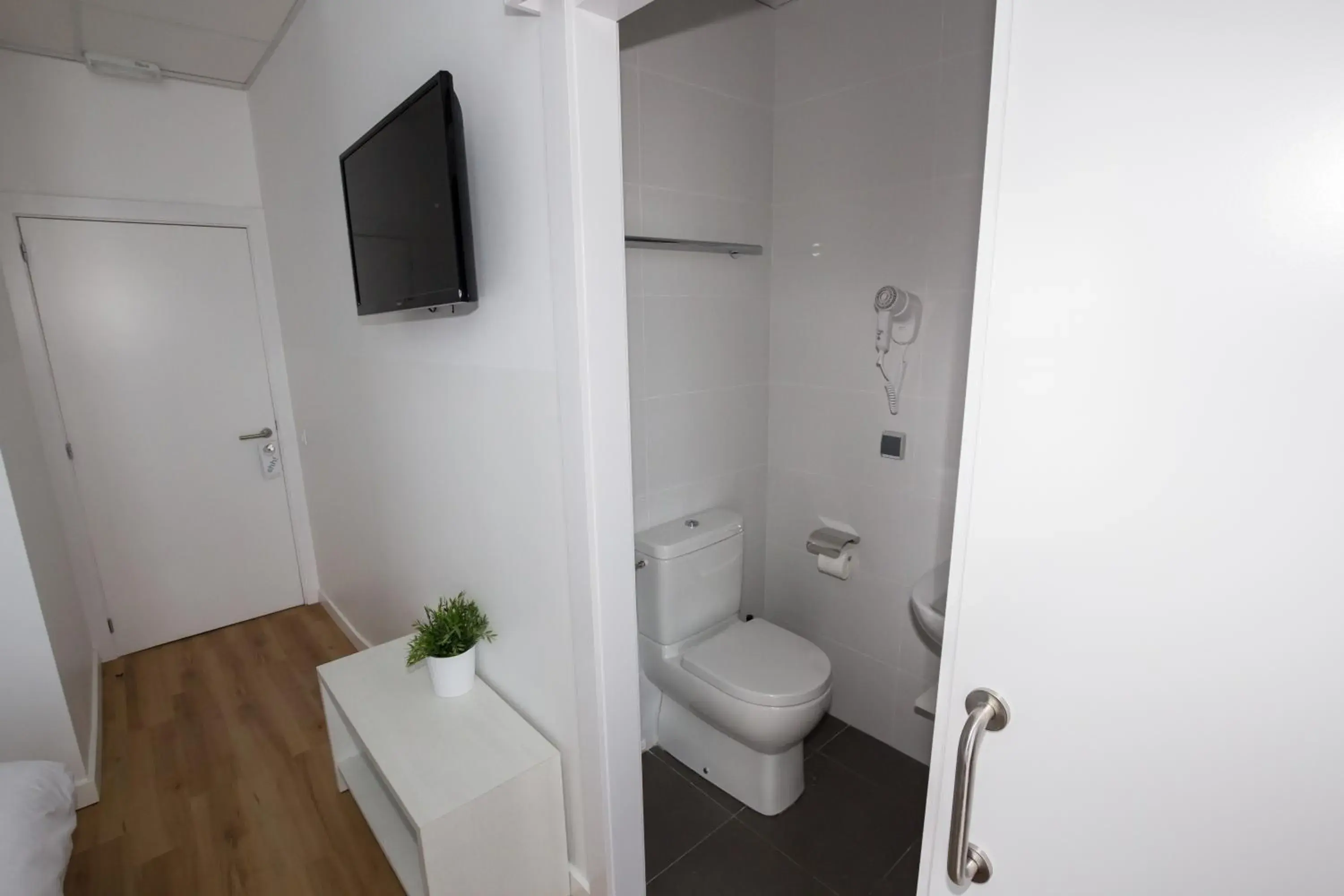 Double or Twin Room with Balcony in Hostalin Barcelona Gran Via Double or Twin Room with Balcony in Hostalin Barcelona Gran Via