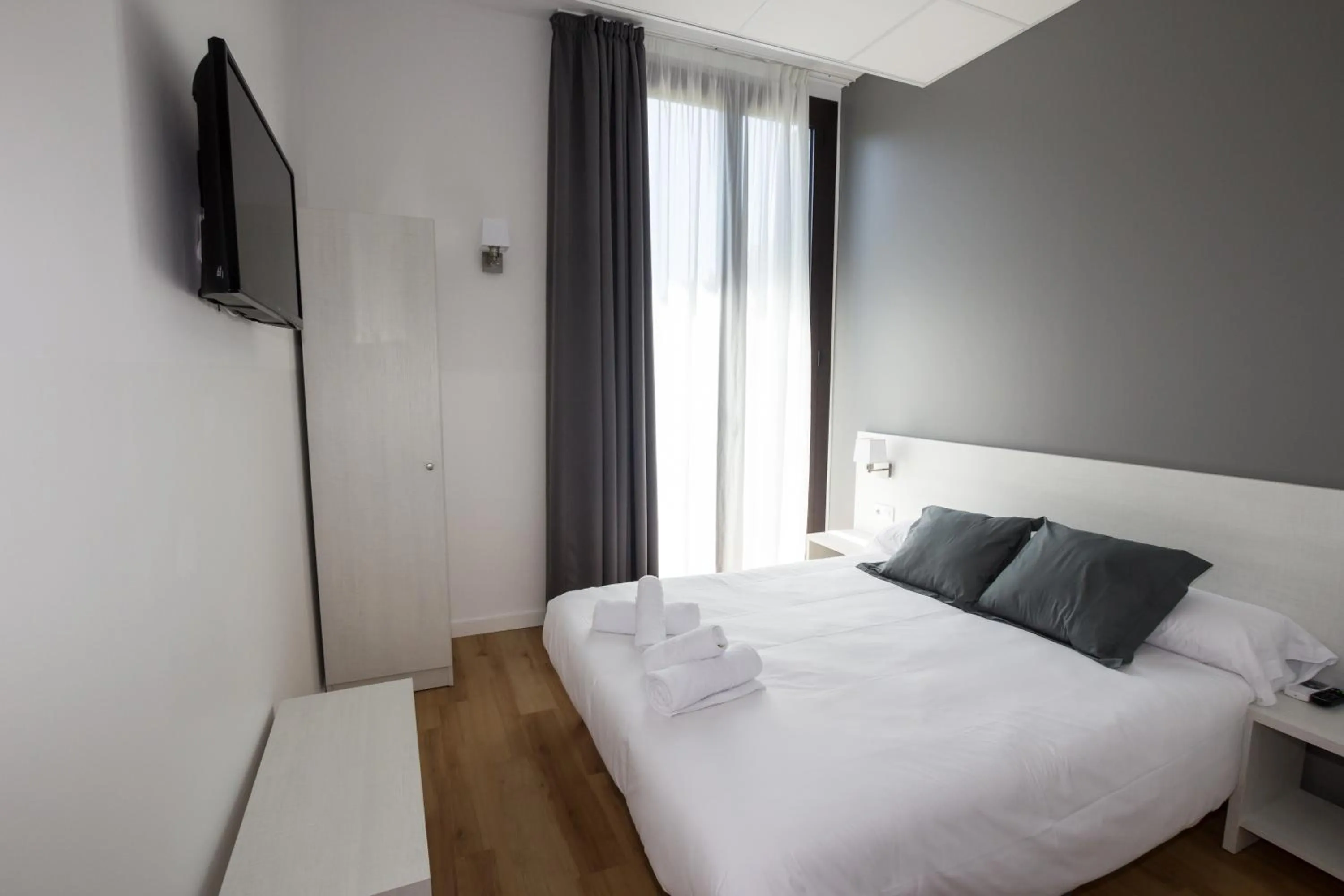 Photo of the whole room, Bed in Hostalin Barcelona Gran Via