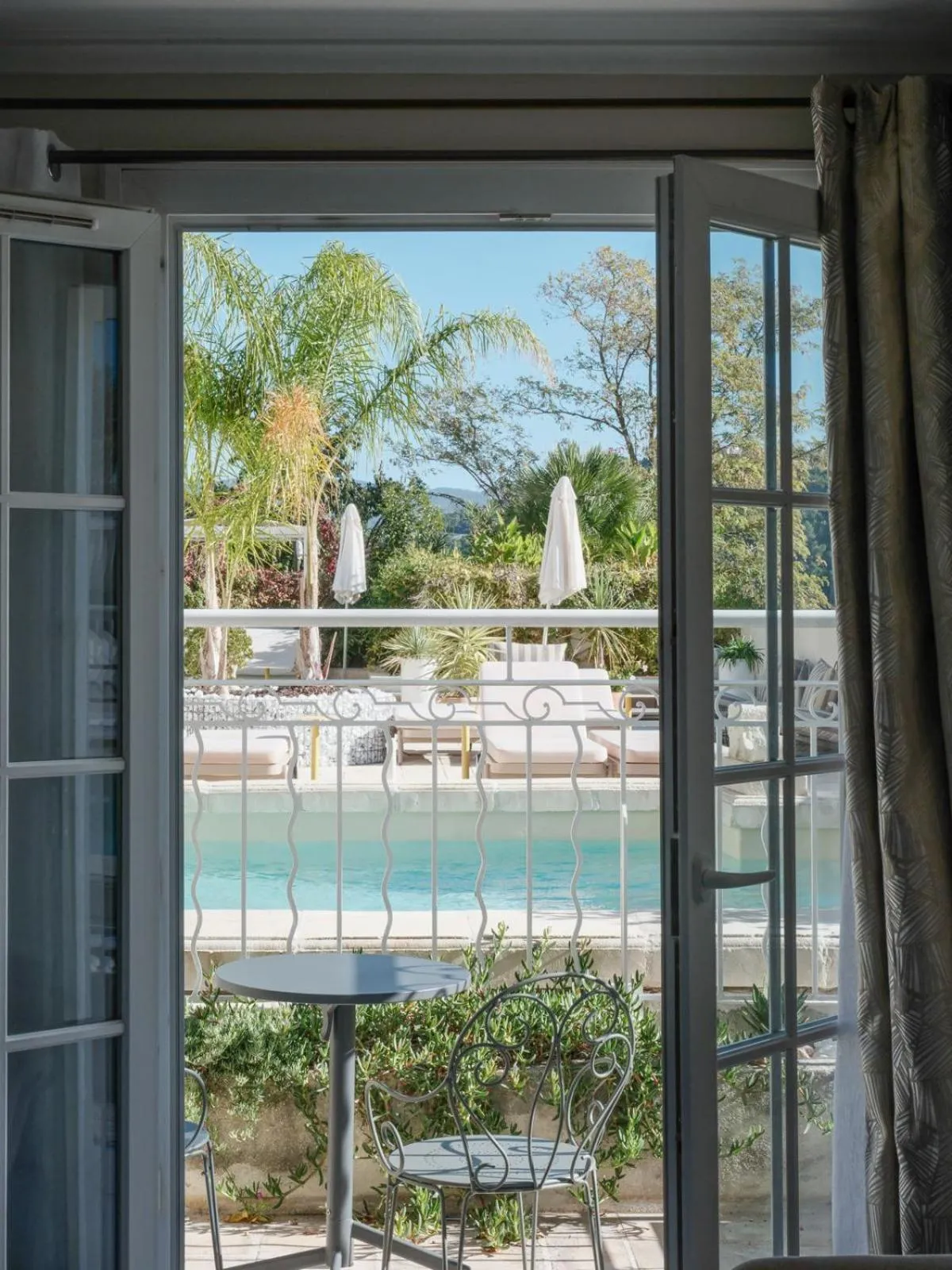 Swimming pool in Maison Bérard Hôtel - Restaurant - Spa