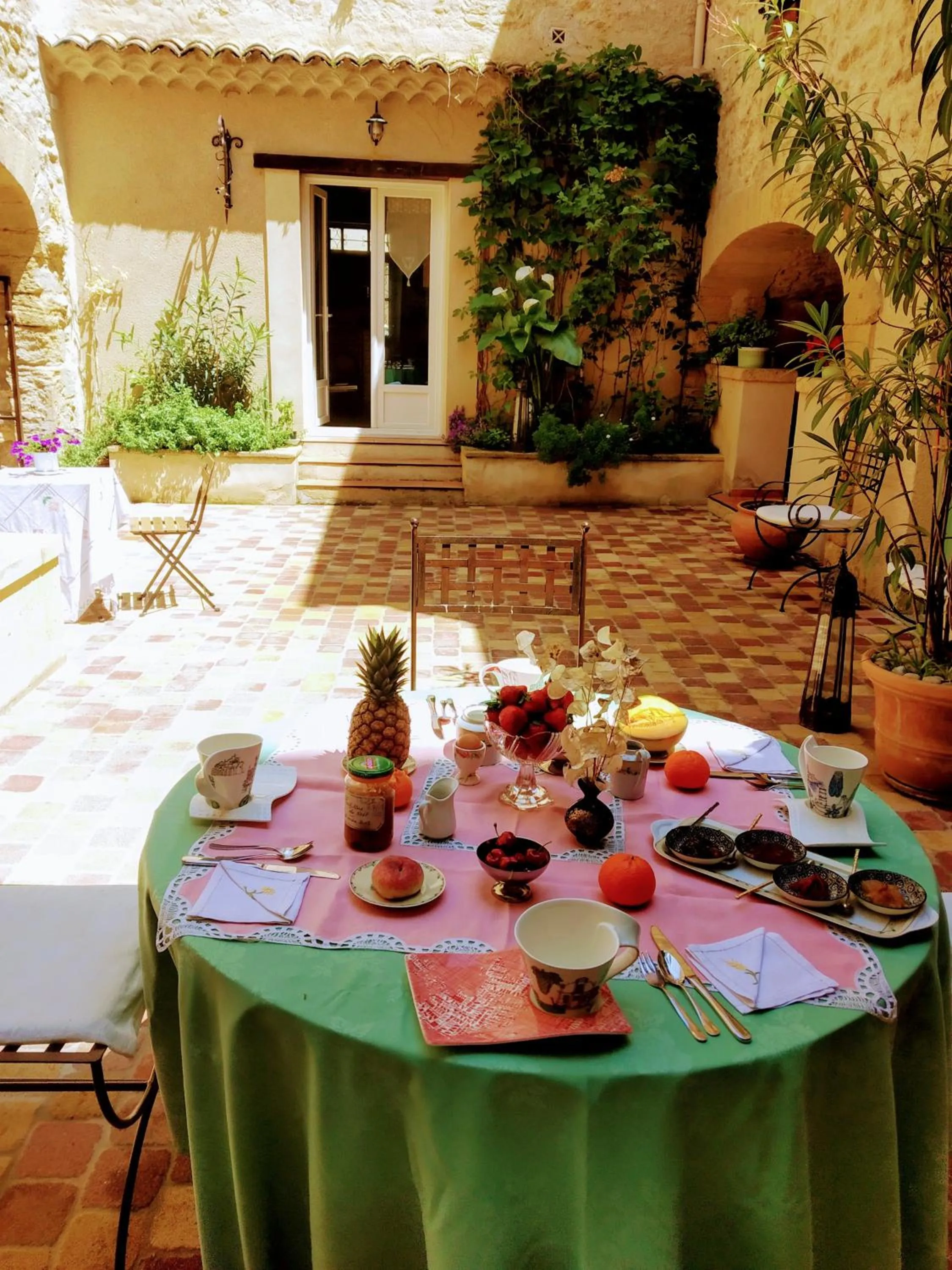 Continental breakfast in Le Térébinthe B&B