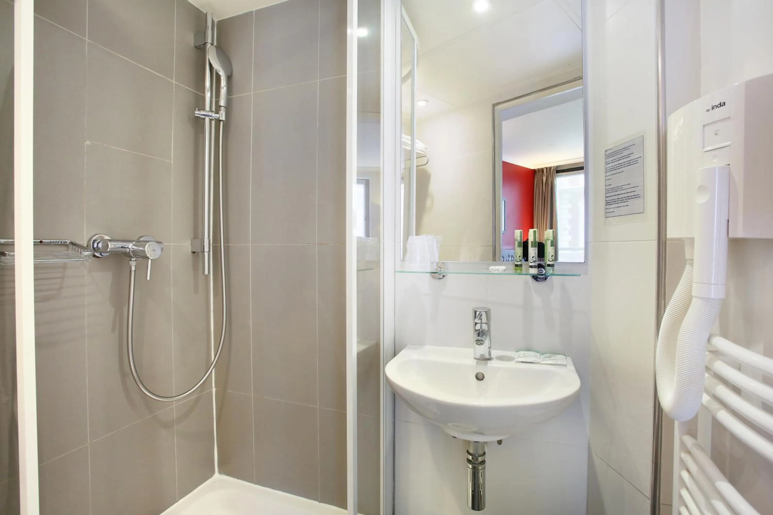 Bathroom in Hotel Eiffel Capitol