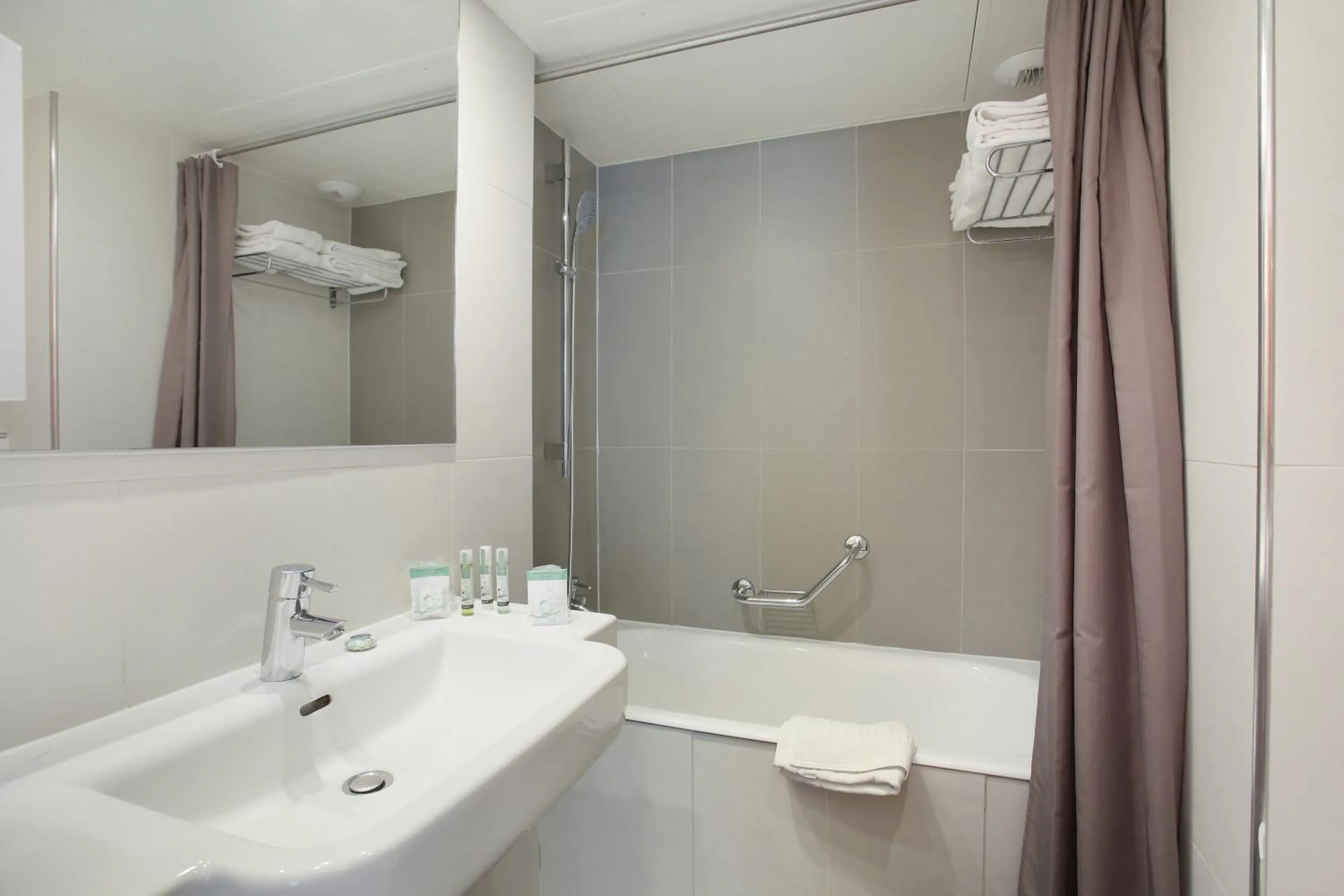 Bathroom in Hotel Eiffel Capitol