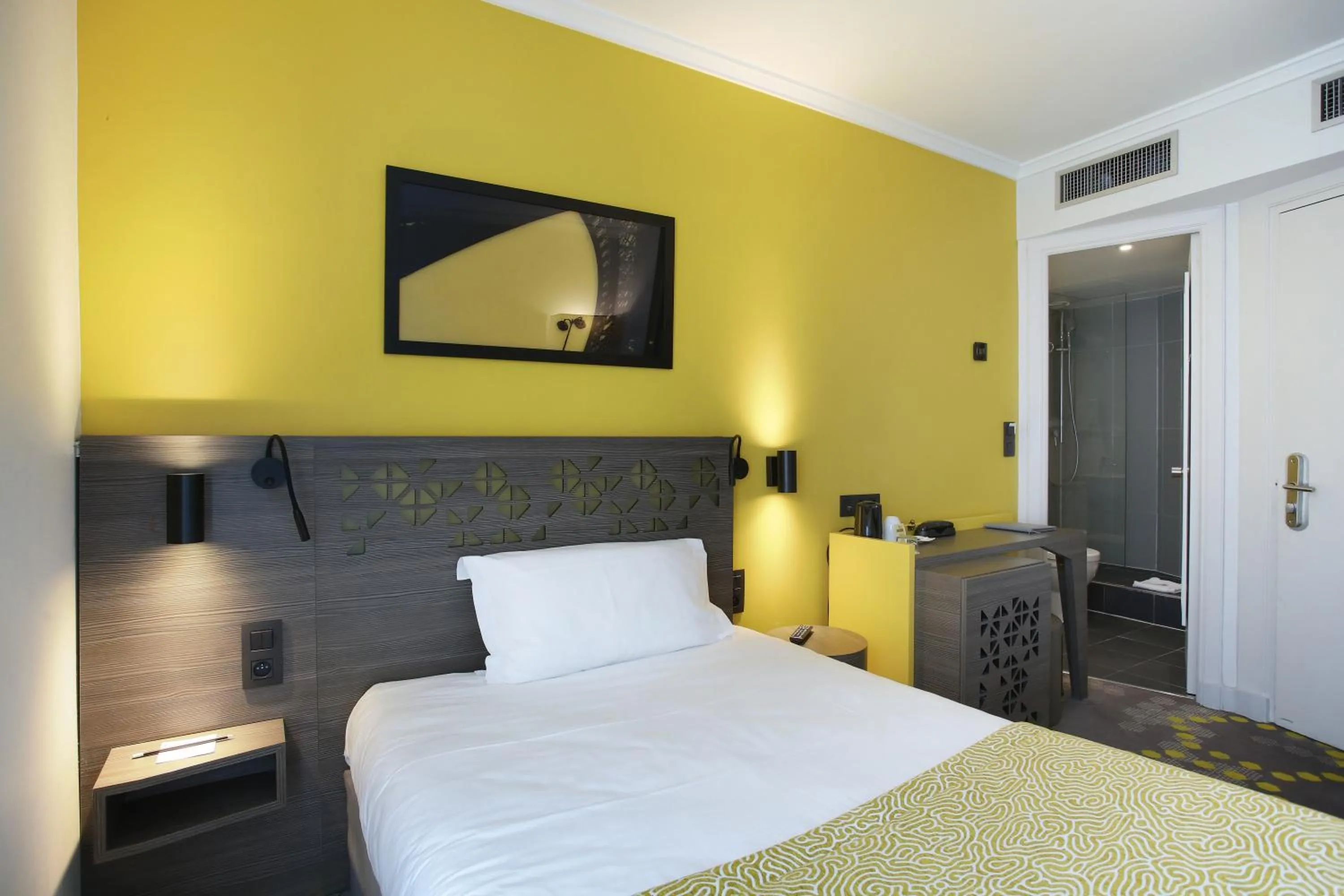 Photo of the whole room, Bed in Hotel Eiffel Capitol