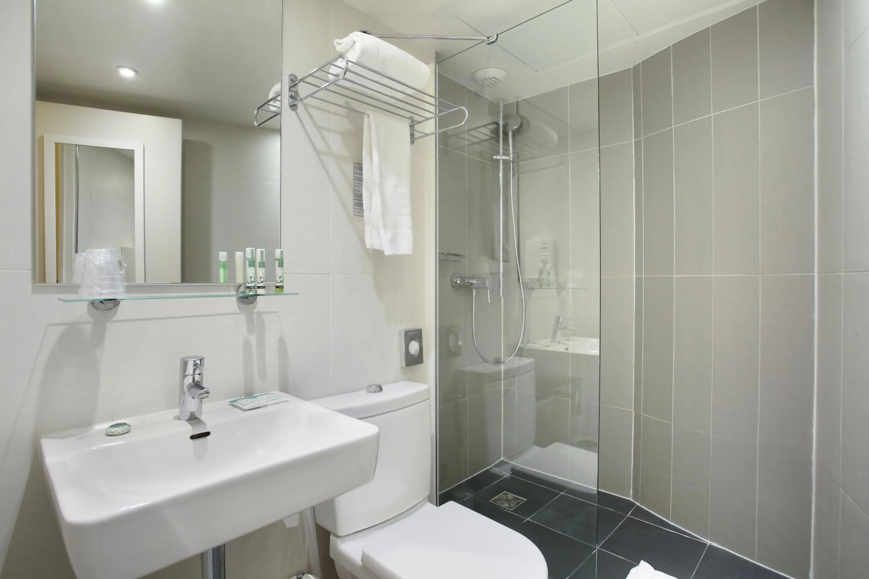 Bathroom in Hotel Eiffel Capitol