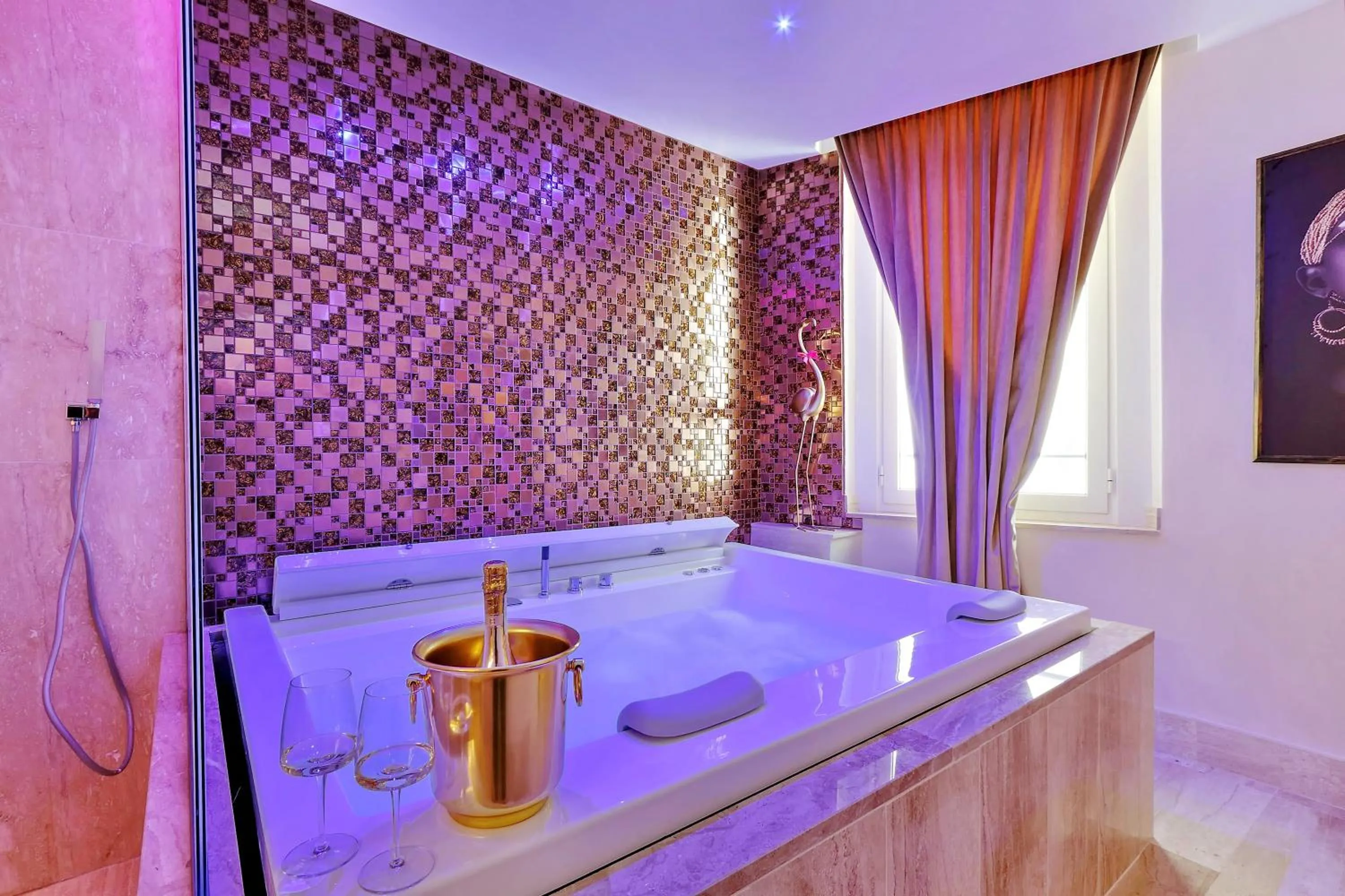 Hot Tub in Spanish Diamond Luxury Suites & Jacuzzi