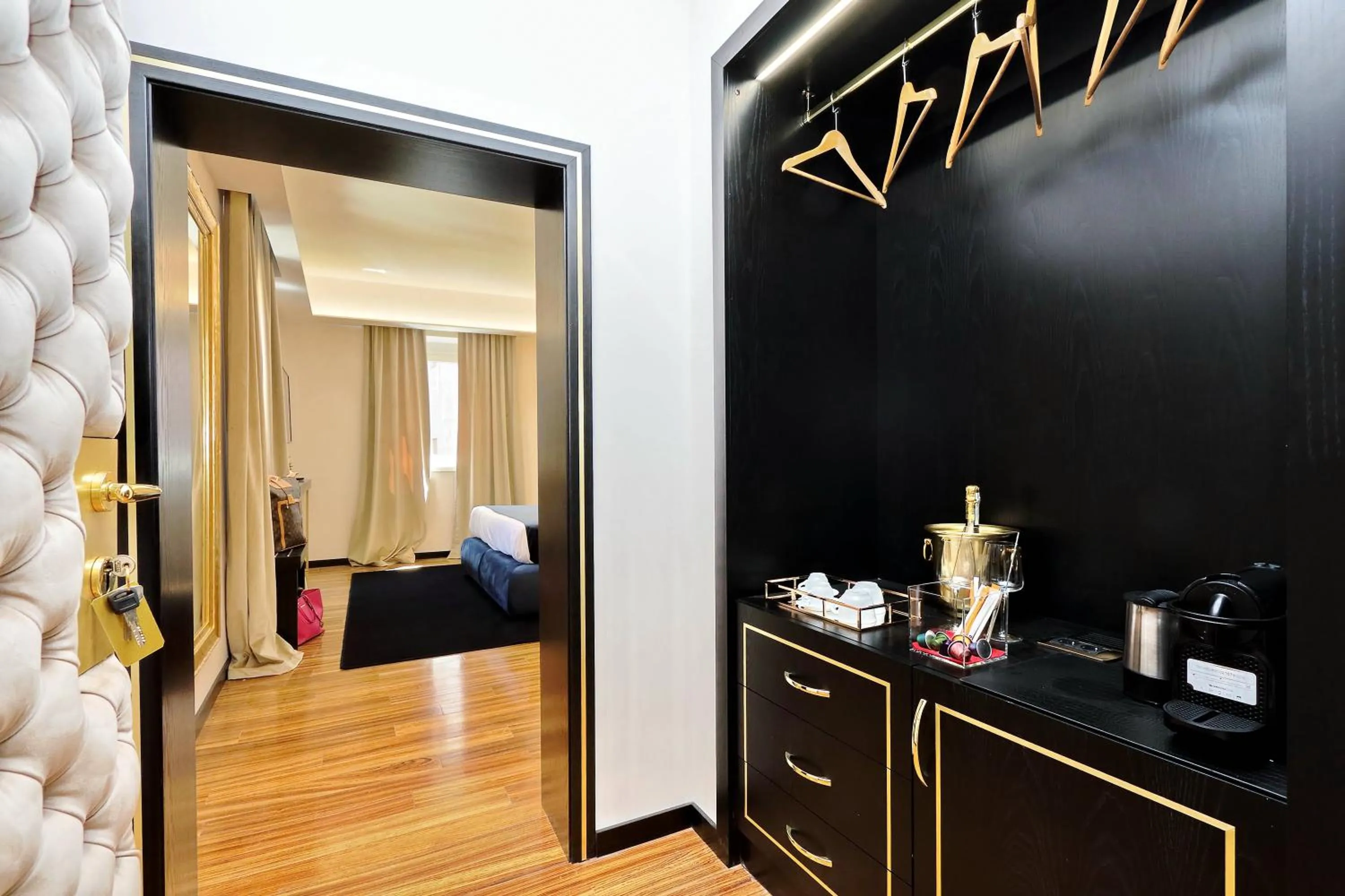 Coffee/tea facilities in Spanish Diamond Luxury Suites & Jacuzzi