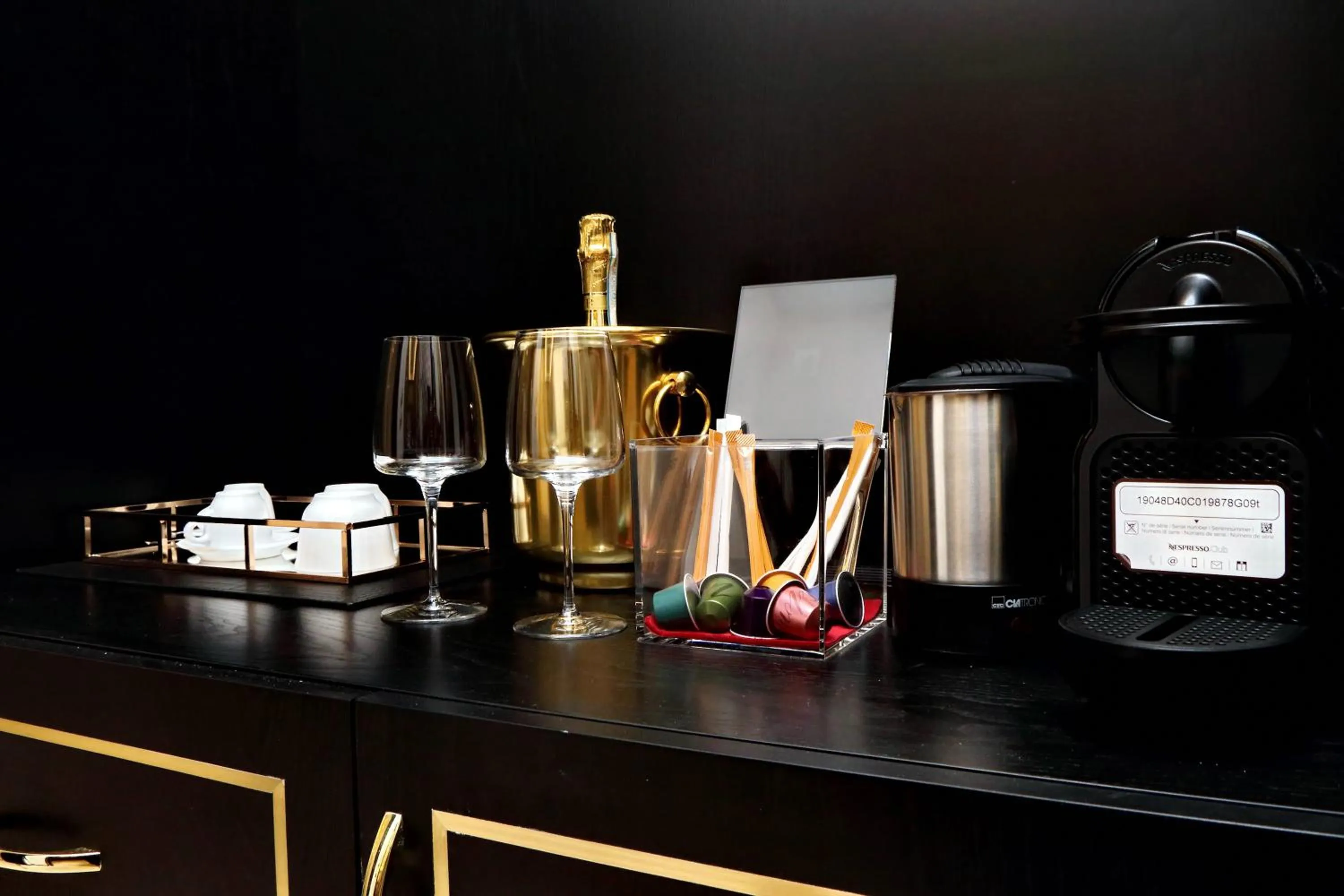 Coffee/tea facilities in Spanish Diamond Luxury Suites & Jacuzzi