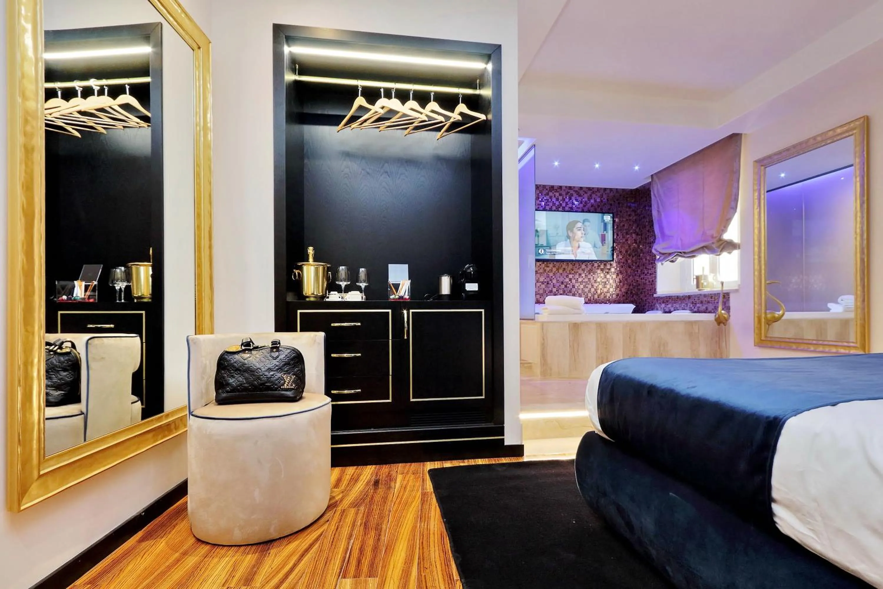 Bedroom in Spanish Diamond Luxury Suites & Jacuzzi