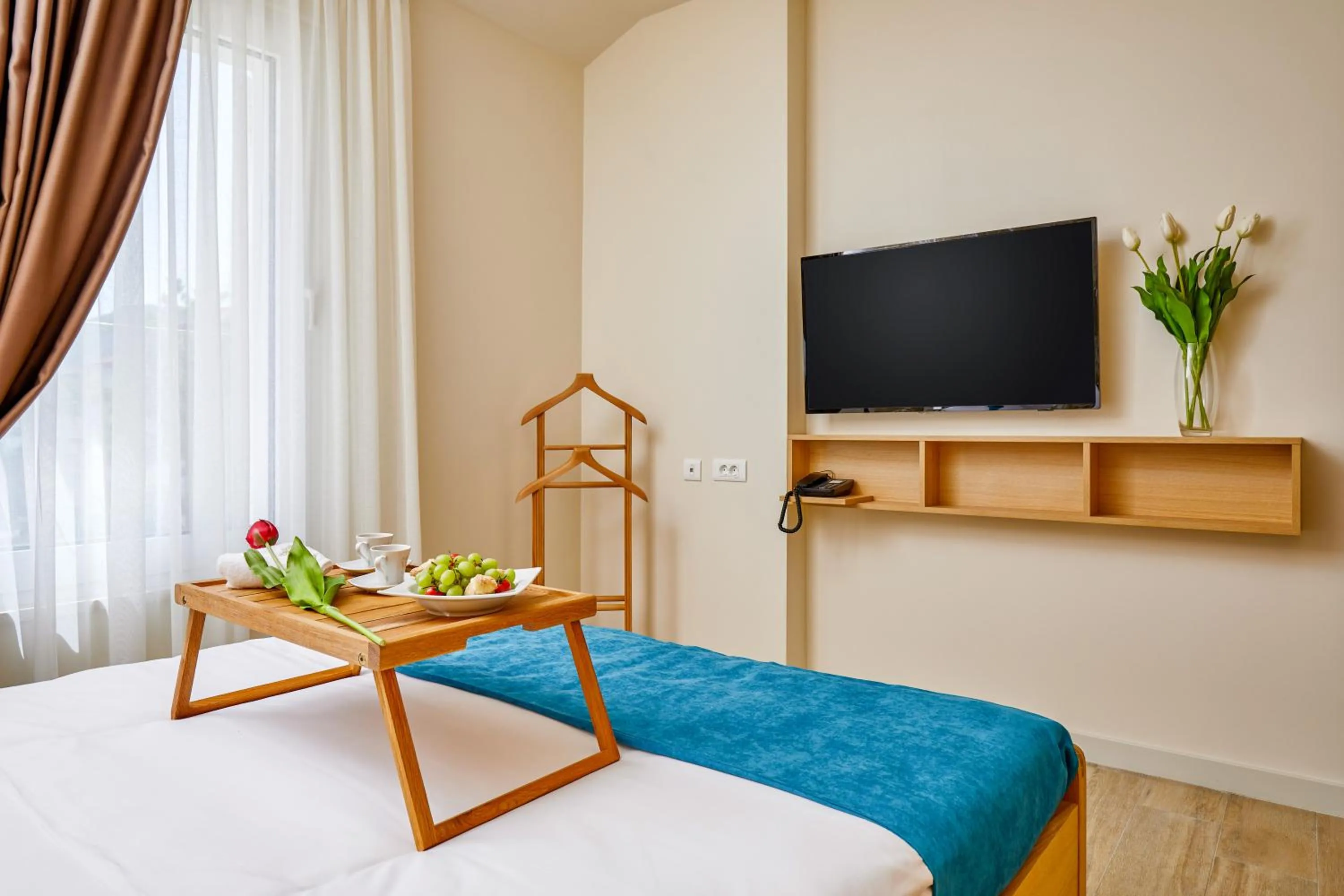 Communal lounge/ TV room, Bed in MAISON W