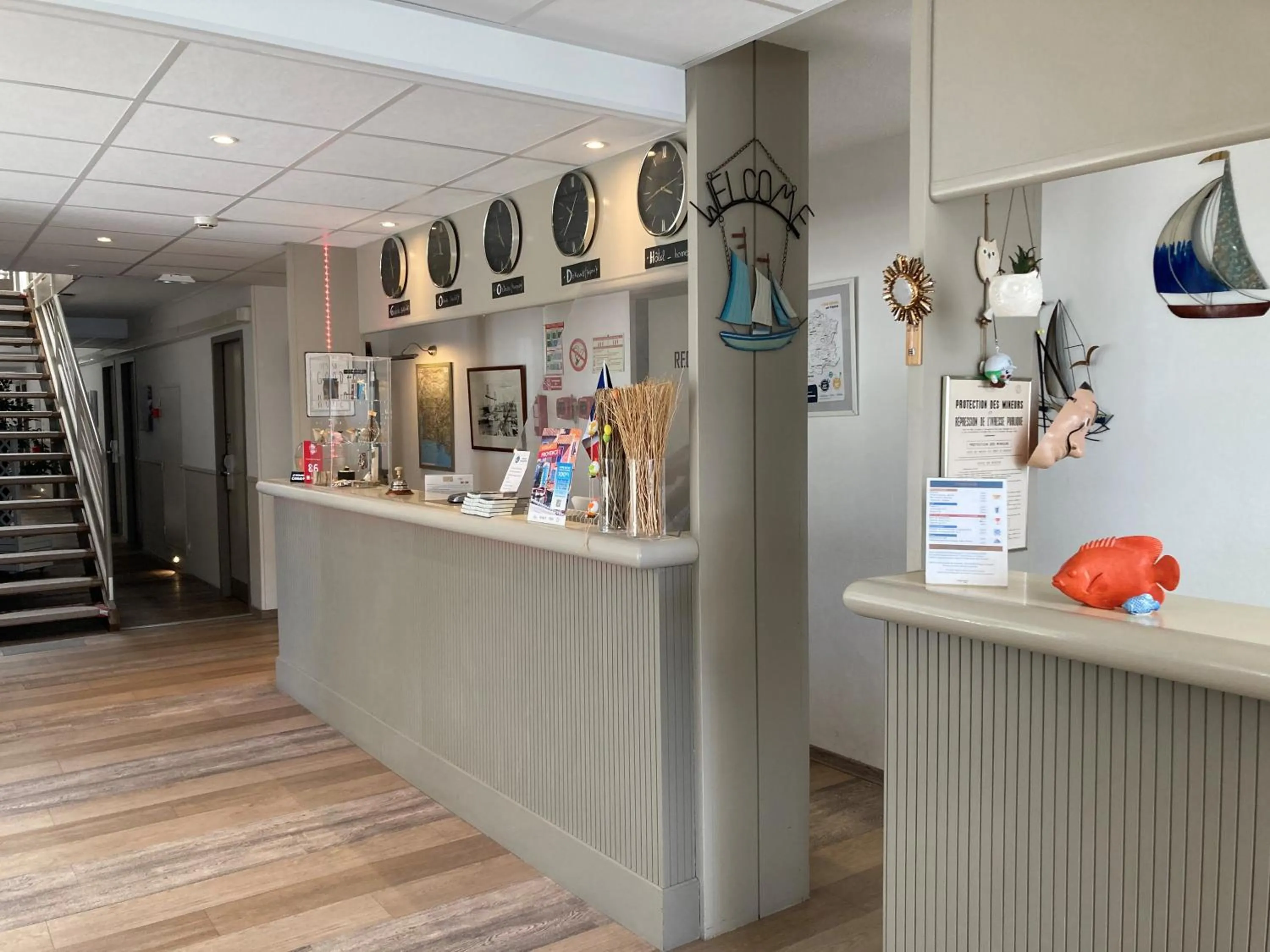 Lobby or reception in Contact Hôtel Marseille Aubagne