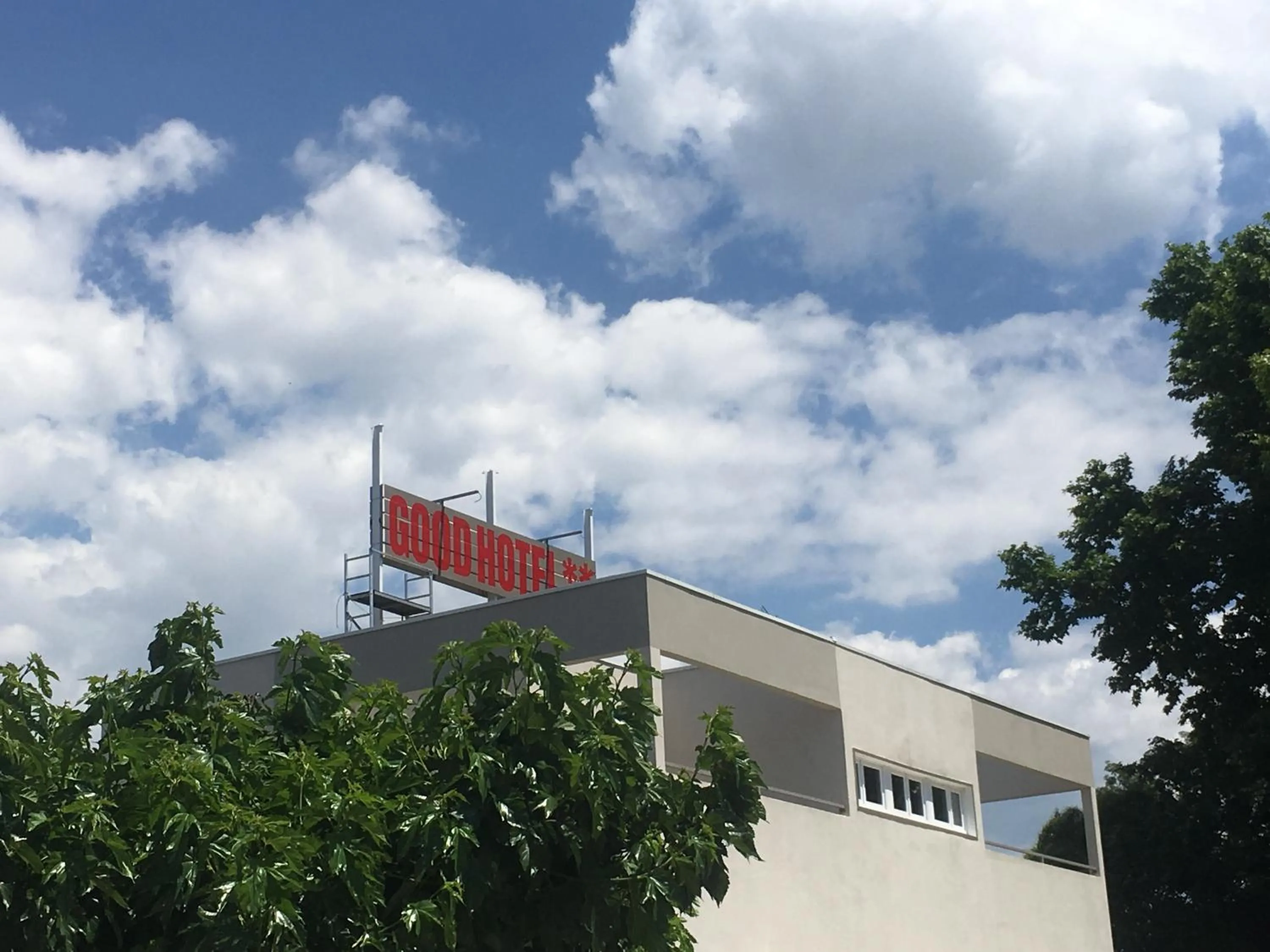 Property building in Contact Hôtel Marseille Aubagne