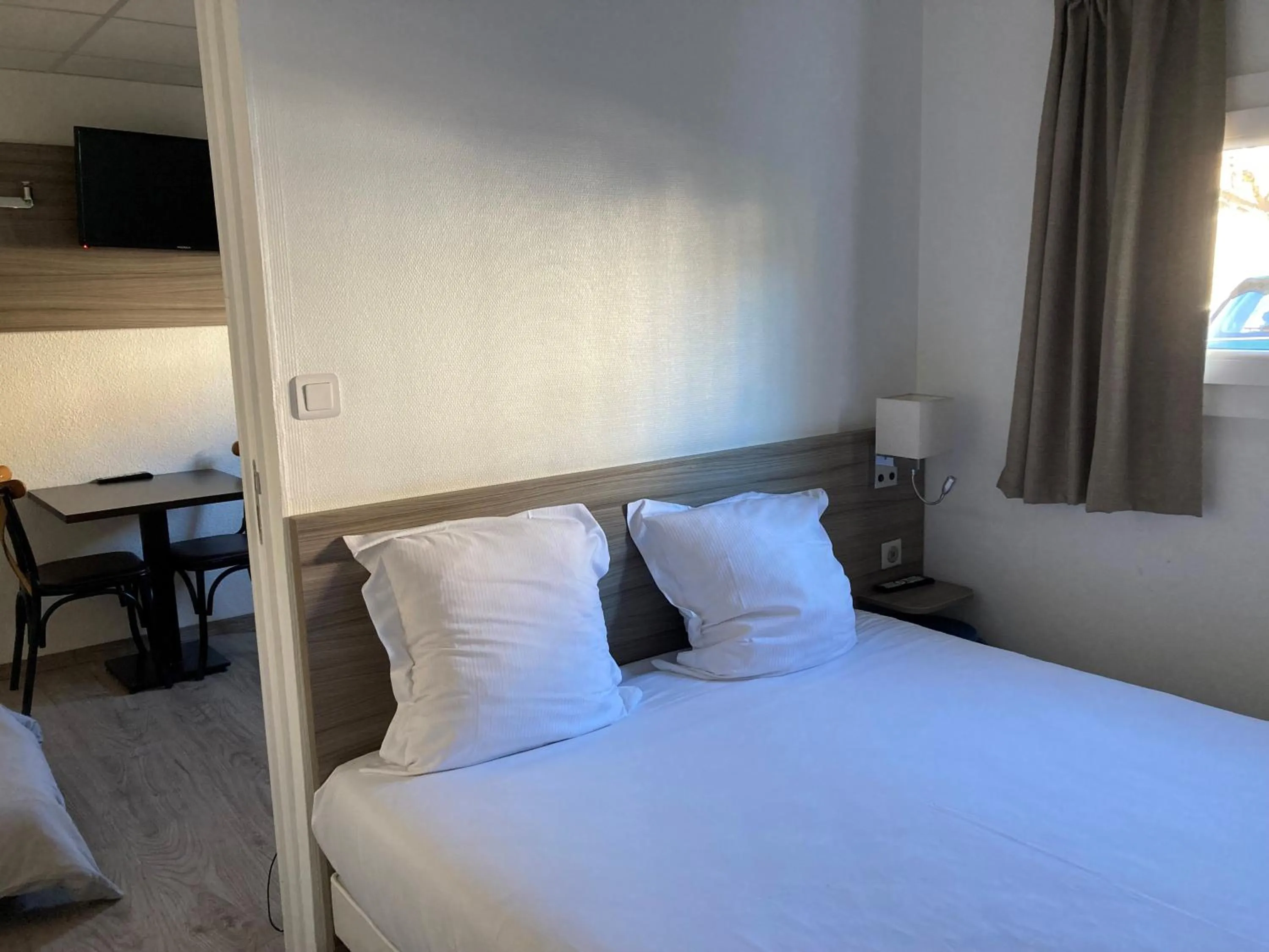 Photo of the whole room, Bed in Contact Hôtel Marseille Aubagne