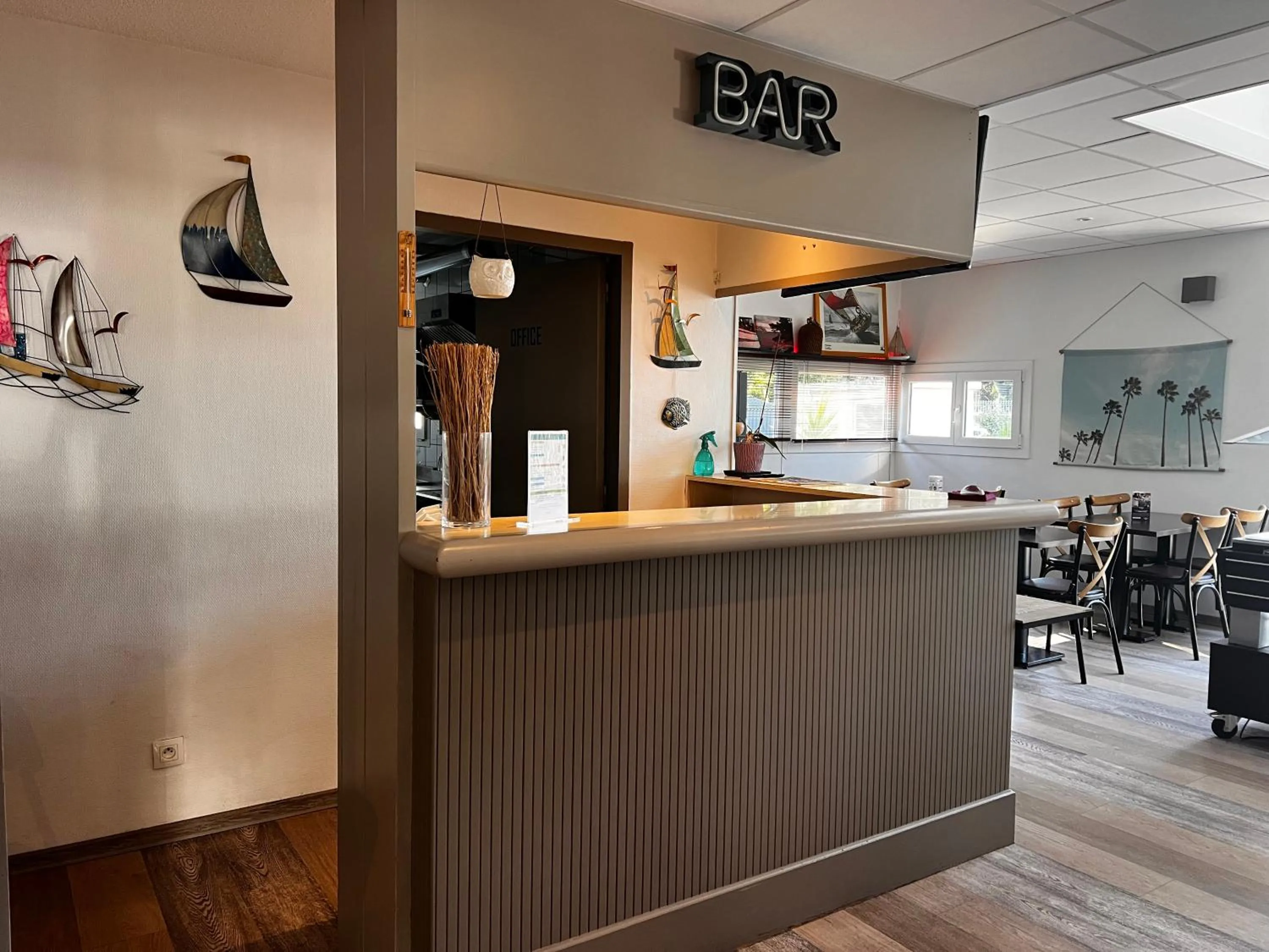 Lounge or bar in Contact Hôtel Marseille Aubagne