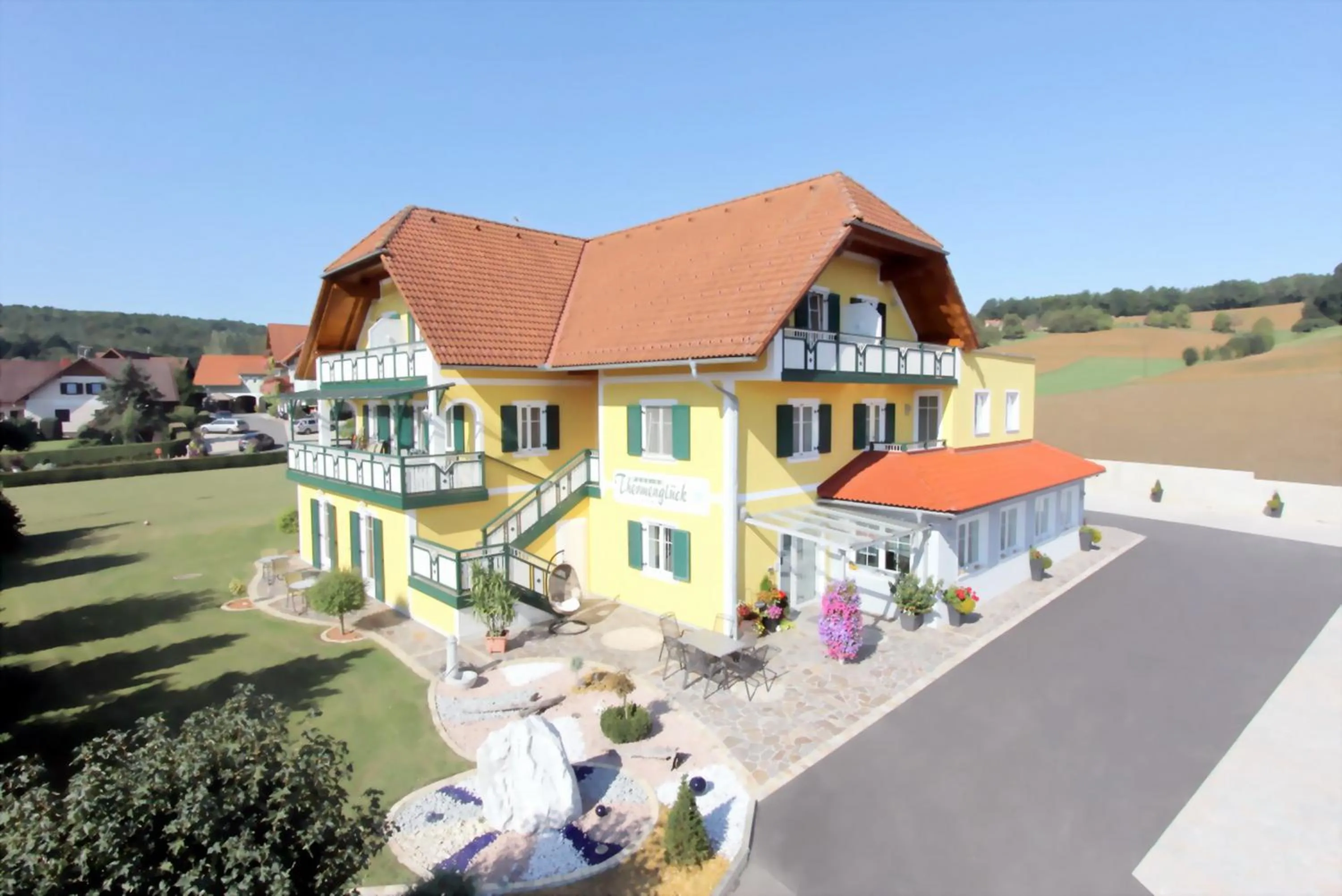 Property building in Hotel Garni Thermenglück