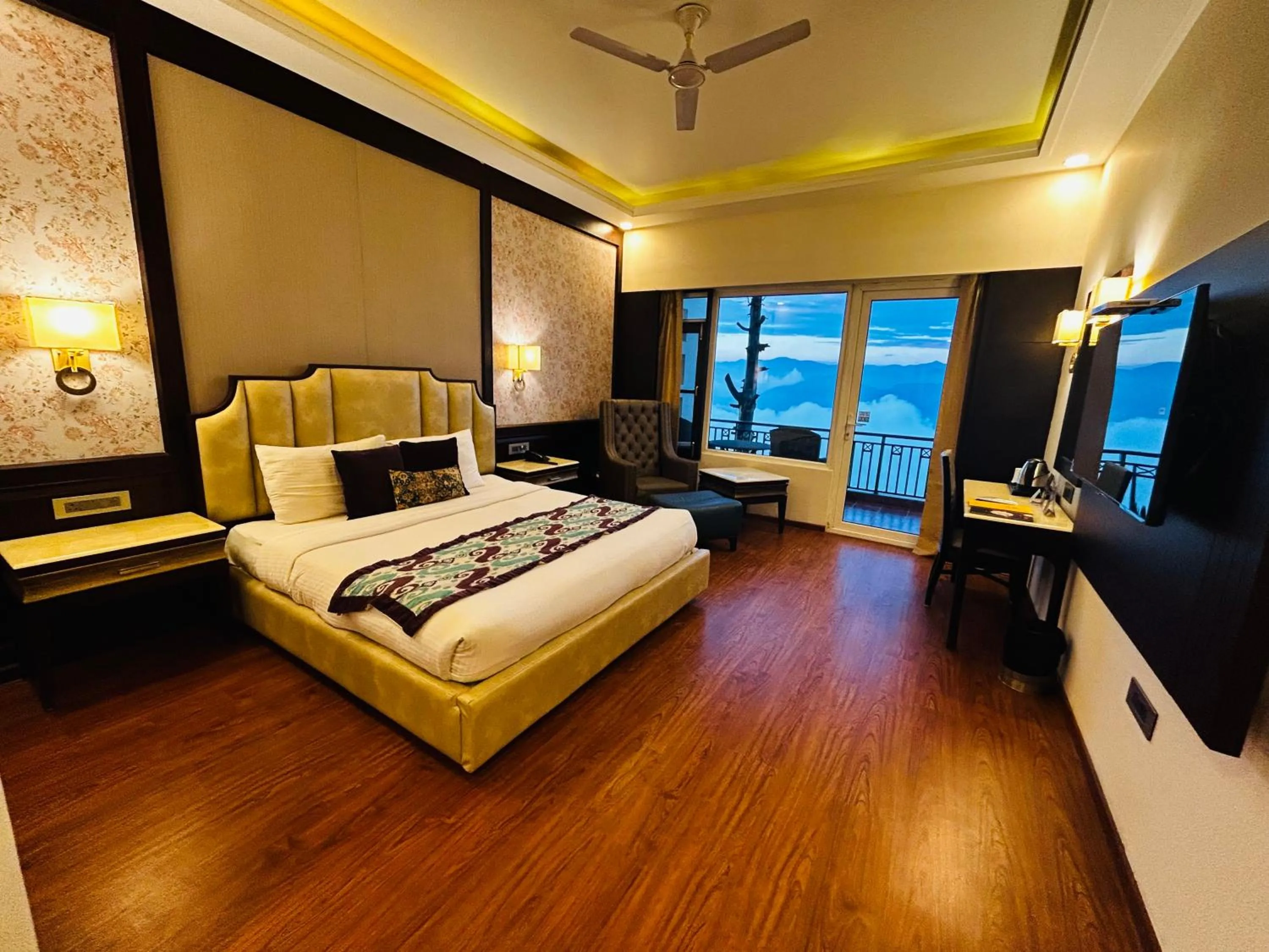 Bedroom, Bed in Grand View Hotel