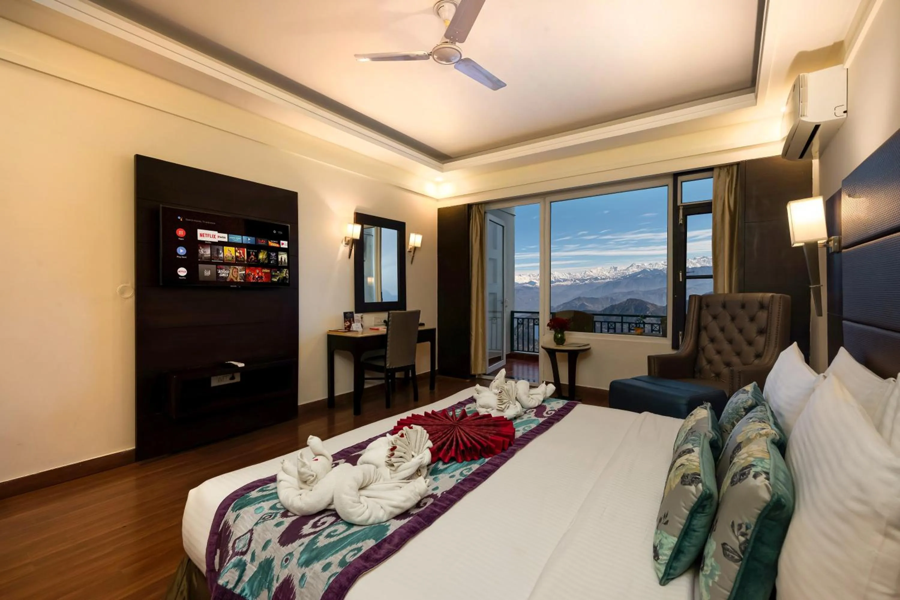 Bedroom, Bed in Grand View Hotel