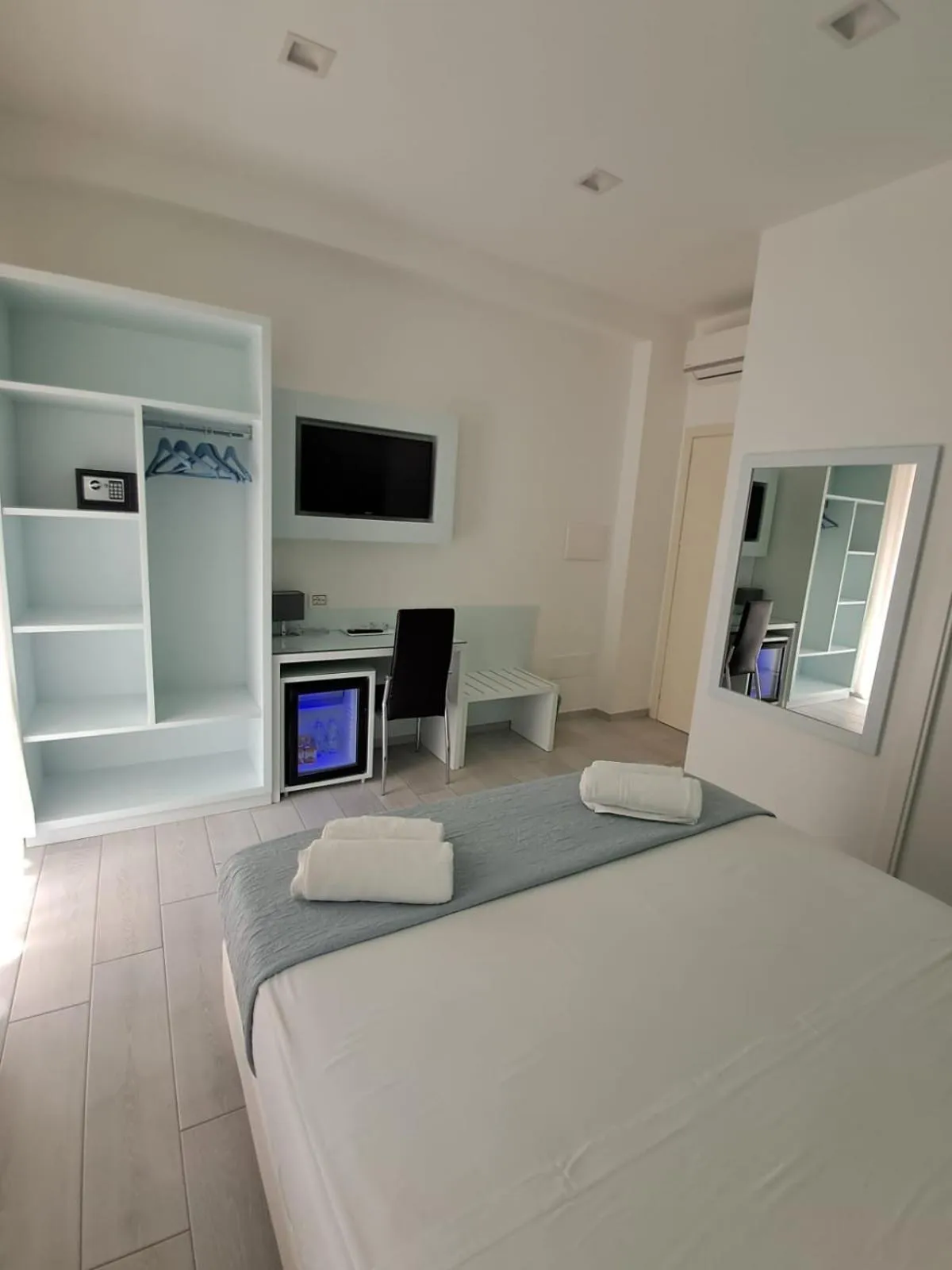 Photo of the whole room in Dreams Tropea Mare "Parking Private"