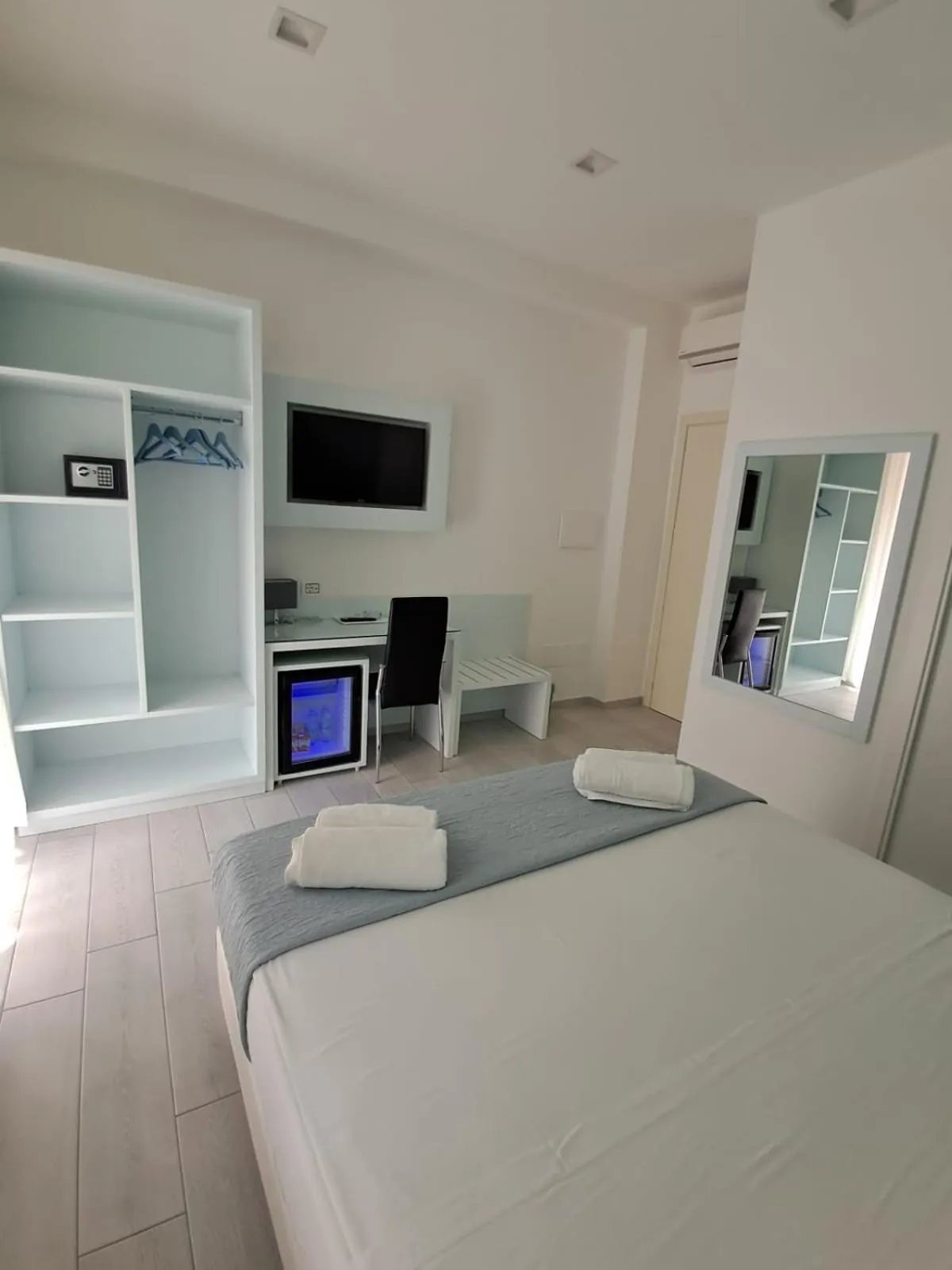 Photo of the whole room in Dreams Tropea Mare "Parking Private"