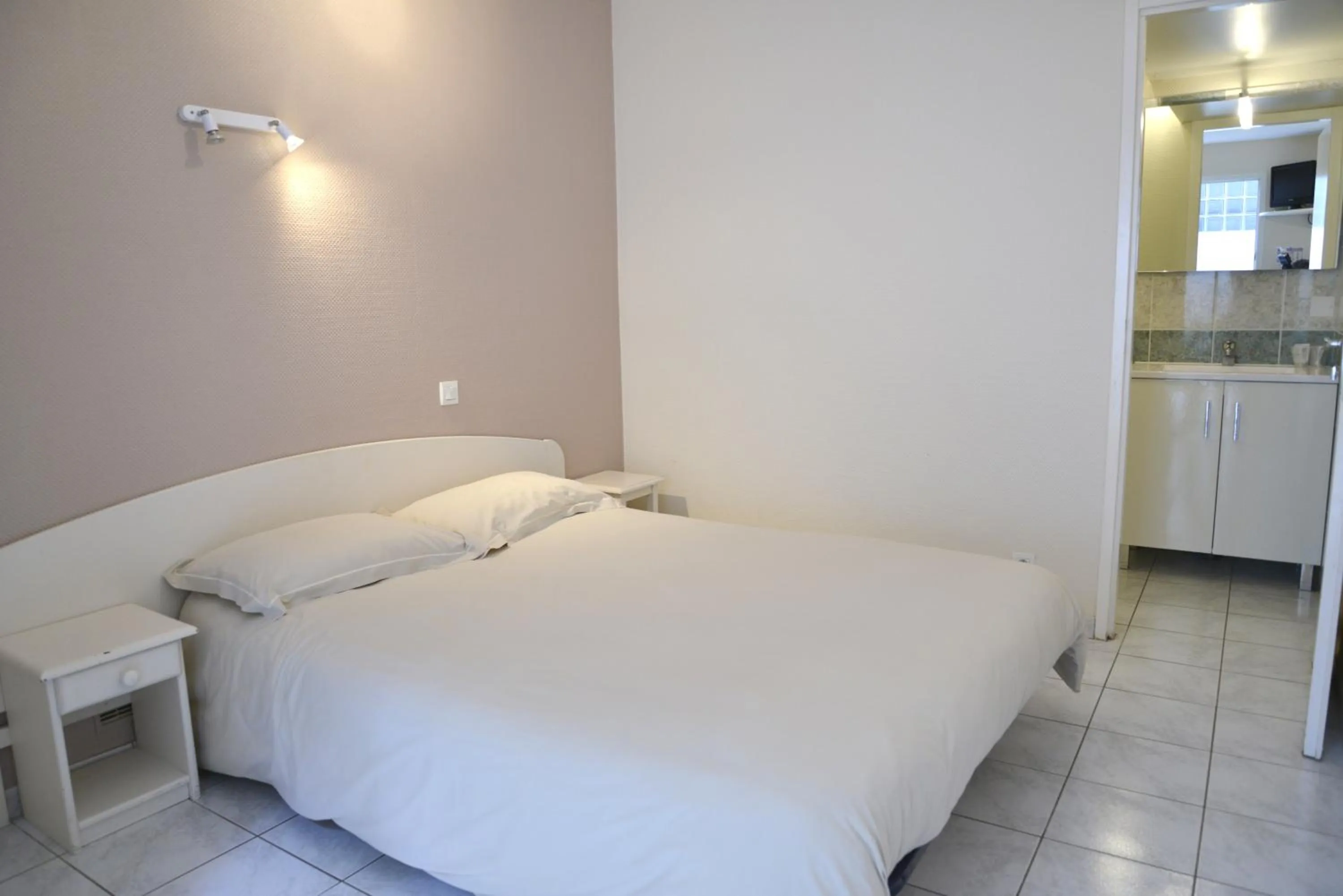 Bedroom, Bed in Hôtel Des Arceaux