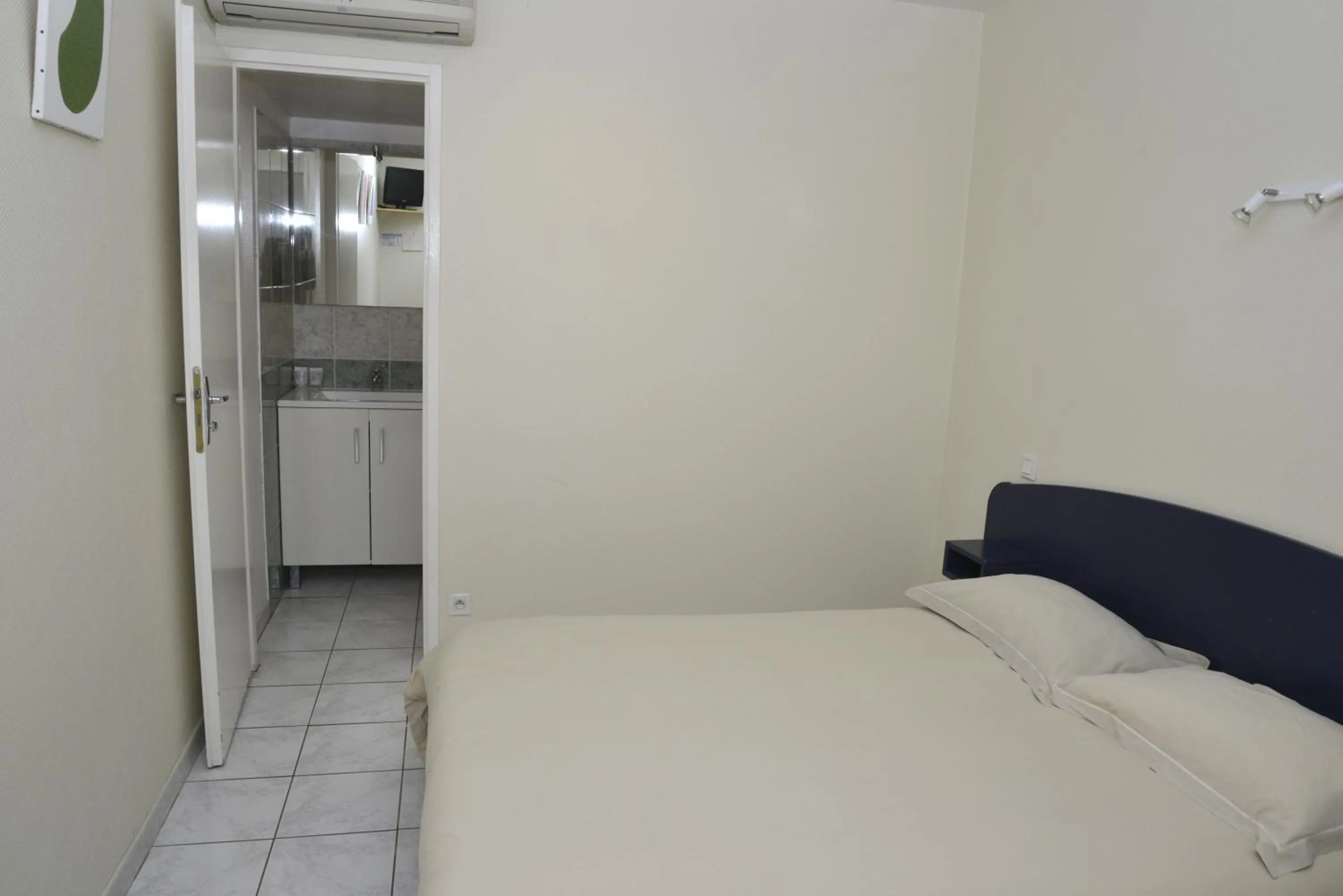 Bedroom, Bed in Hôtel Des Arceaux