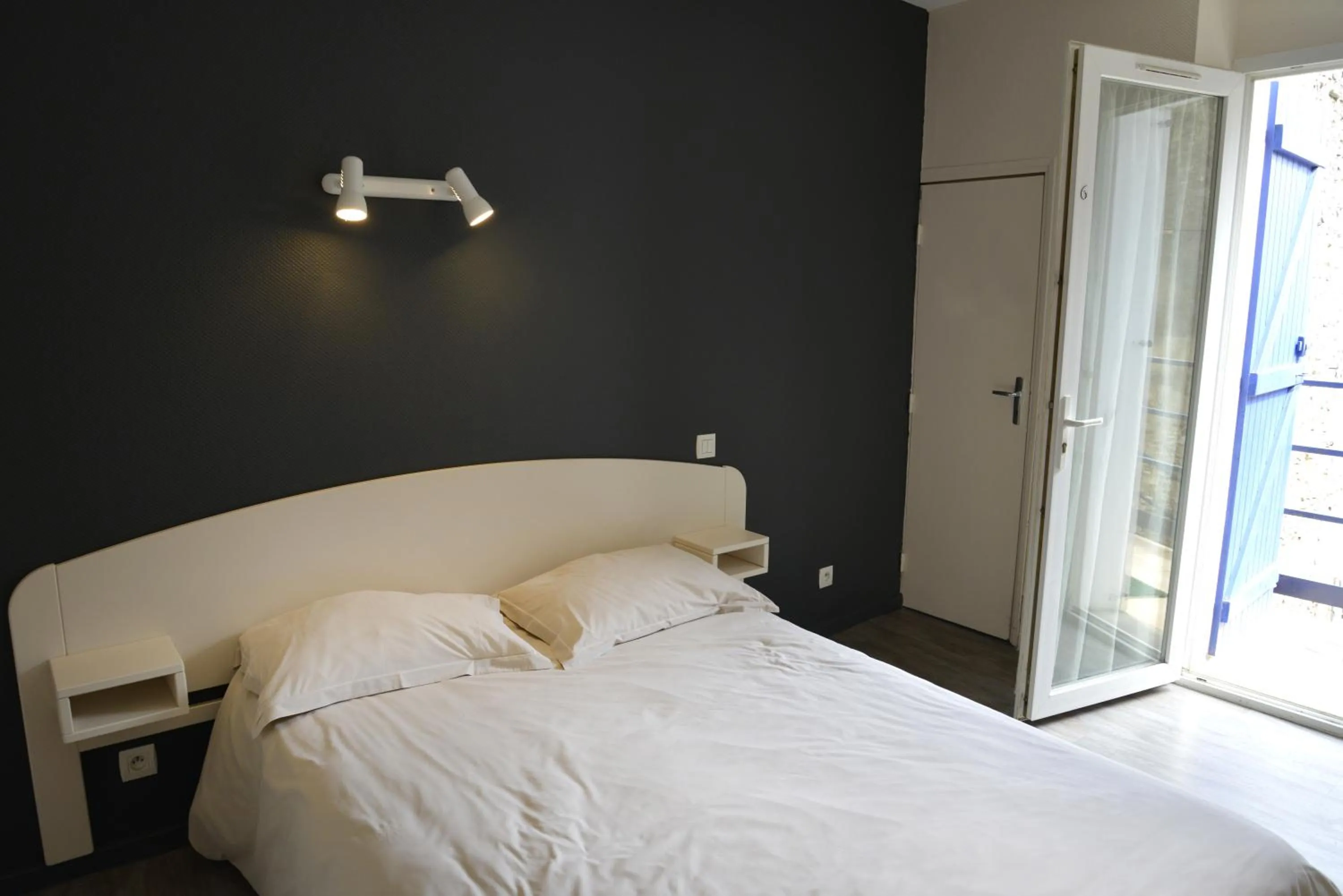 Bed in Hôtel Des Arceaux