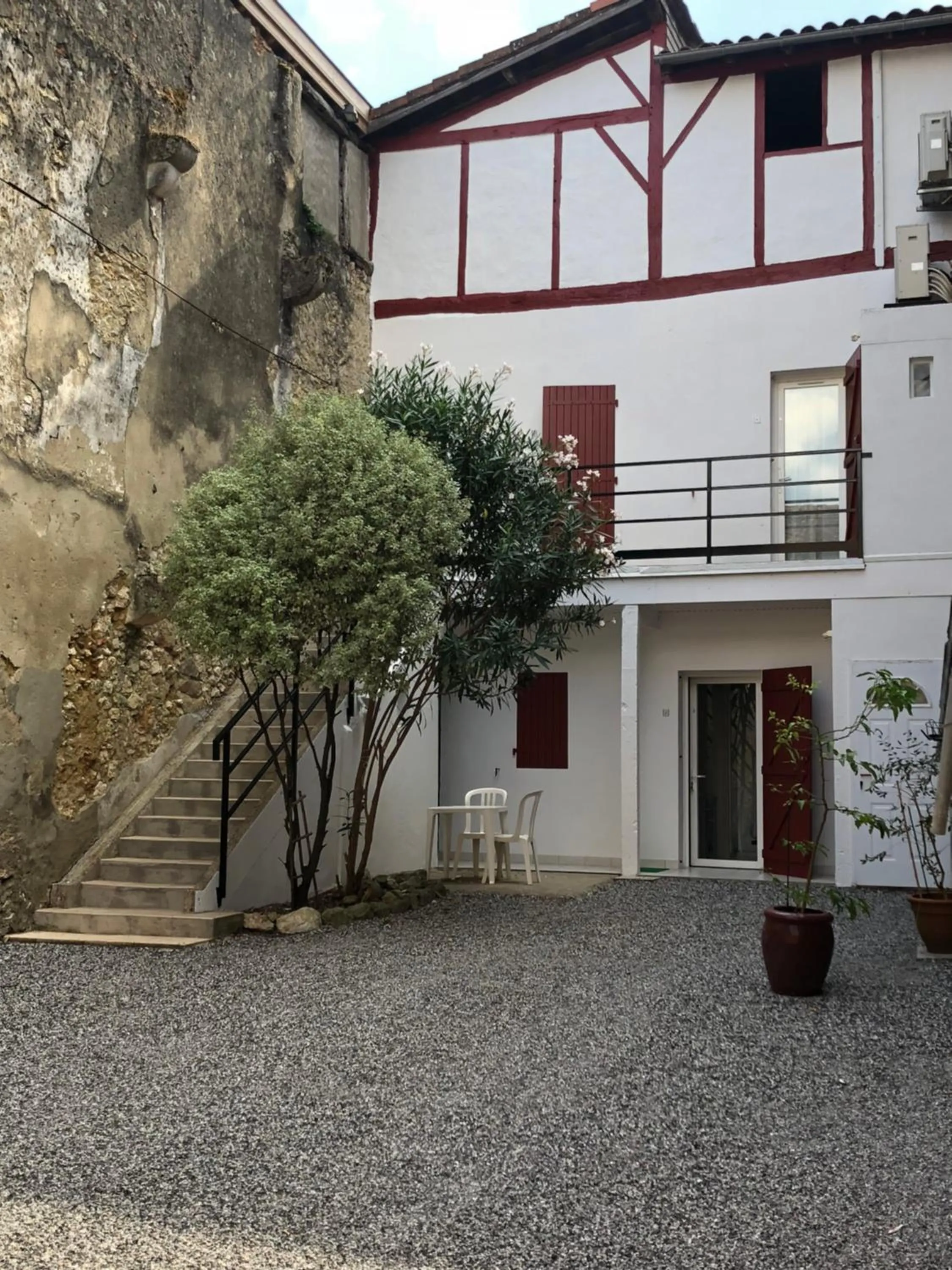 Patio in Hôtel Des Arceaux