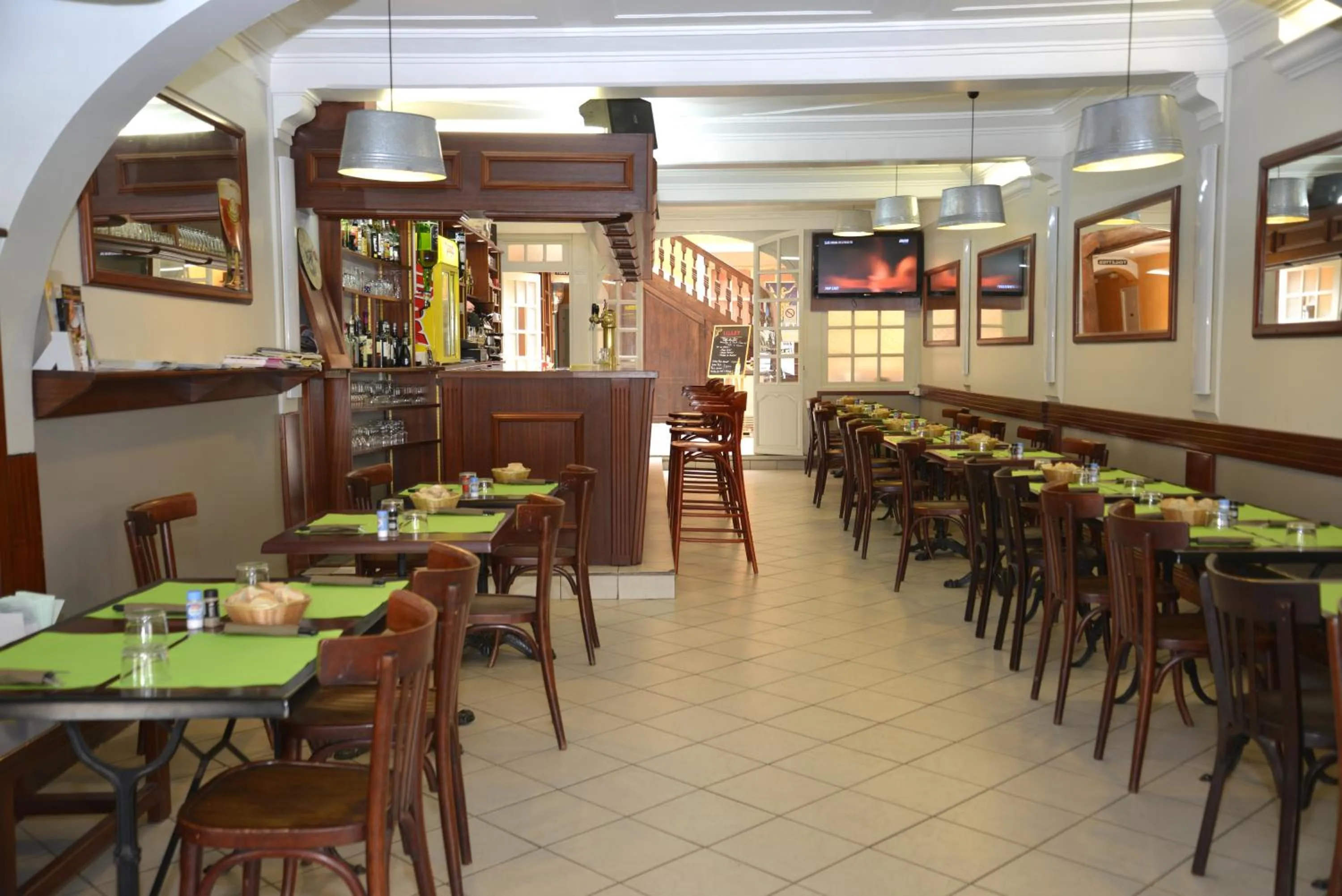 Restaurant/places to eat in Hôtel Des Arceaux