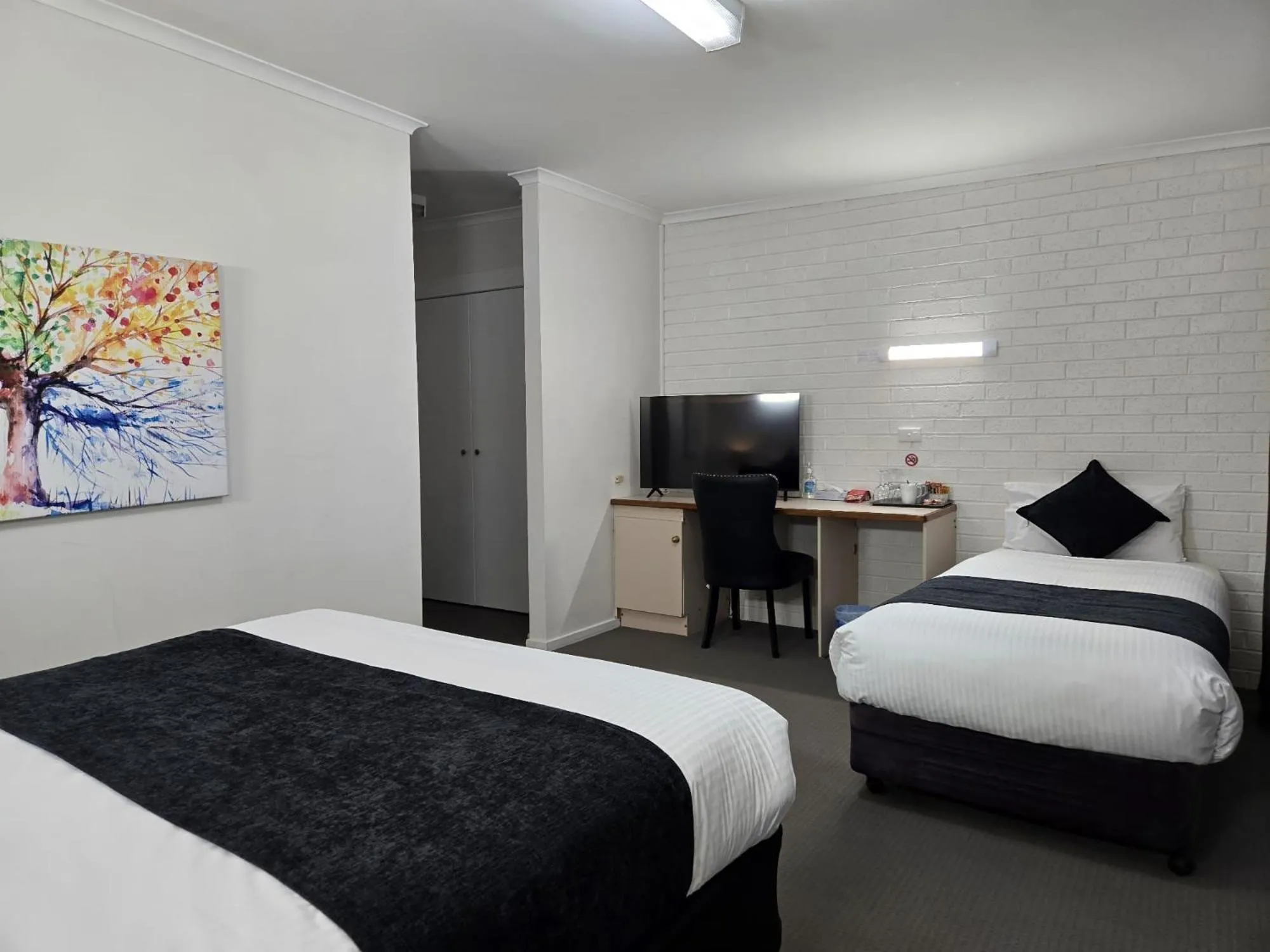 Bed in KooWeeRup Motel