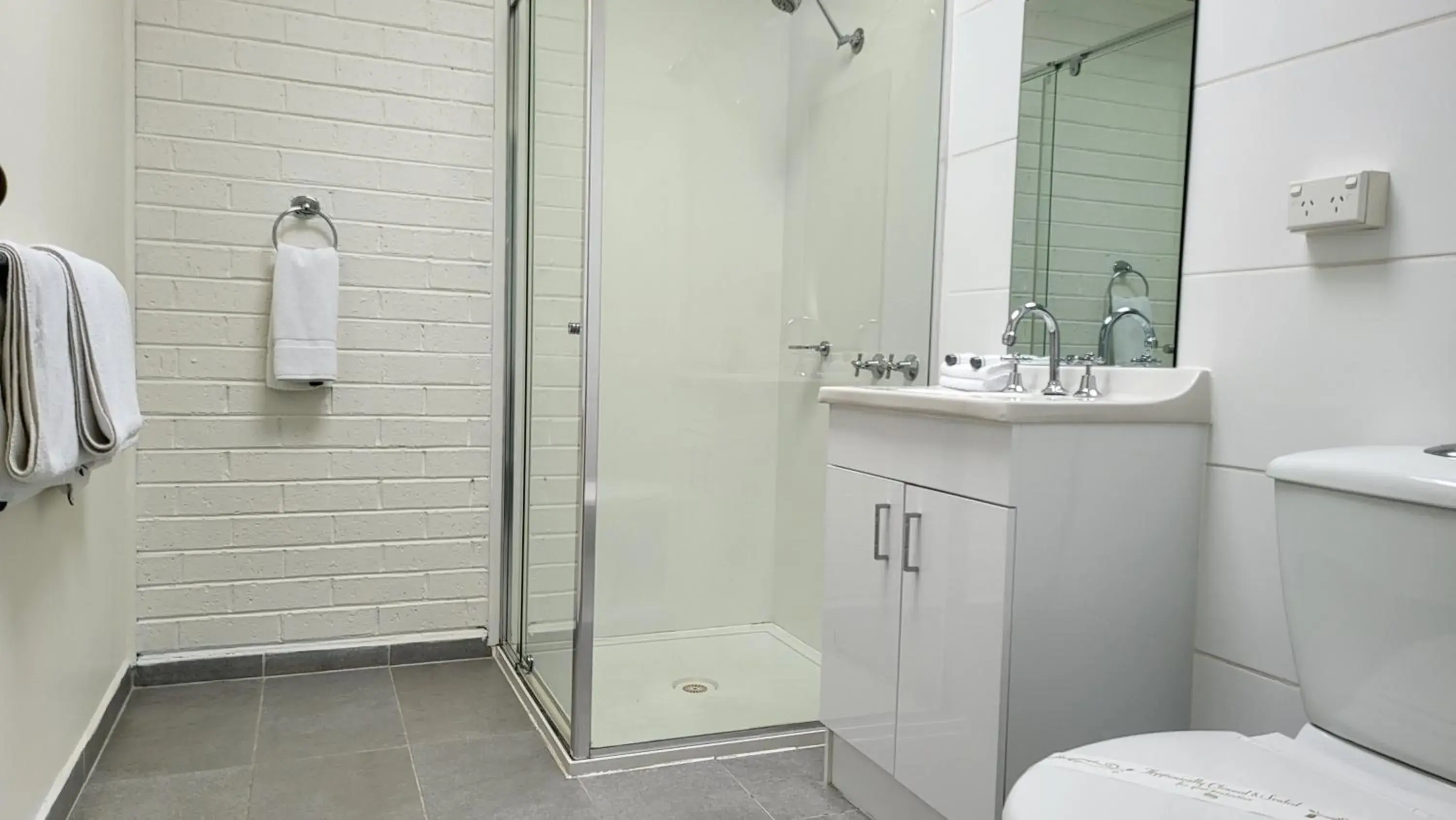 Triple Room with Private Bathroom in KooWeeRup Motel Triple Room with Private Bathroom in KooWeeRup Motel