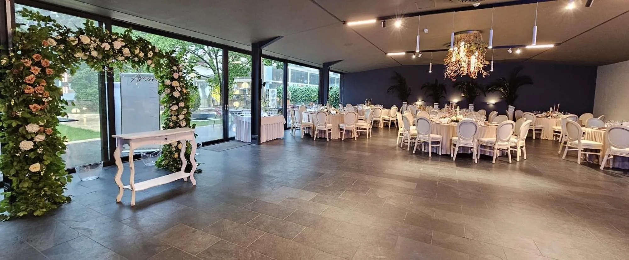 Restaurant/places to eat in Hotel Dumbrava