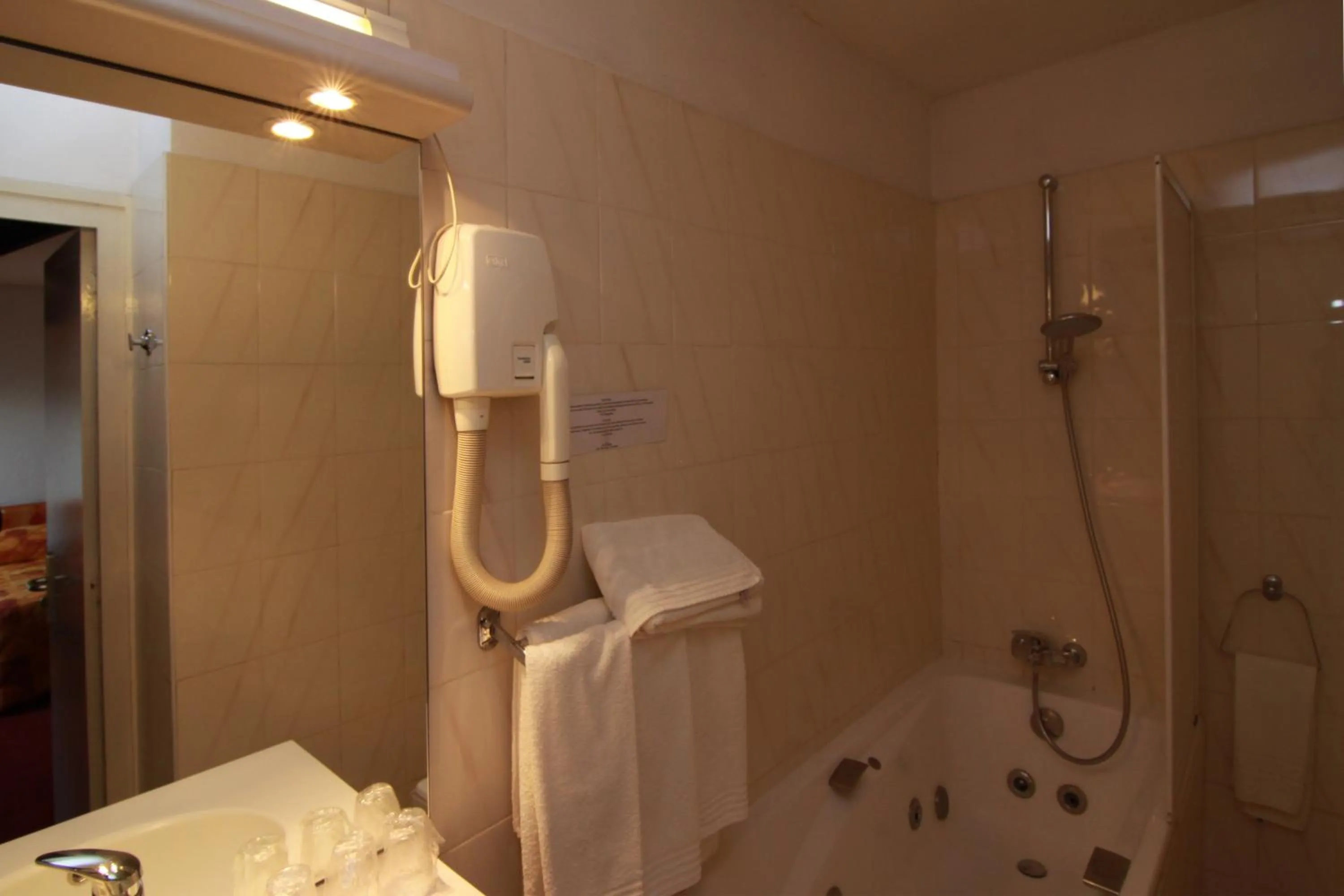 Bathroom in Hôtel d’Angleterre Grenoble Hyper-Centre