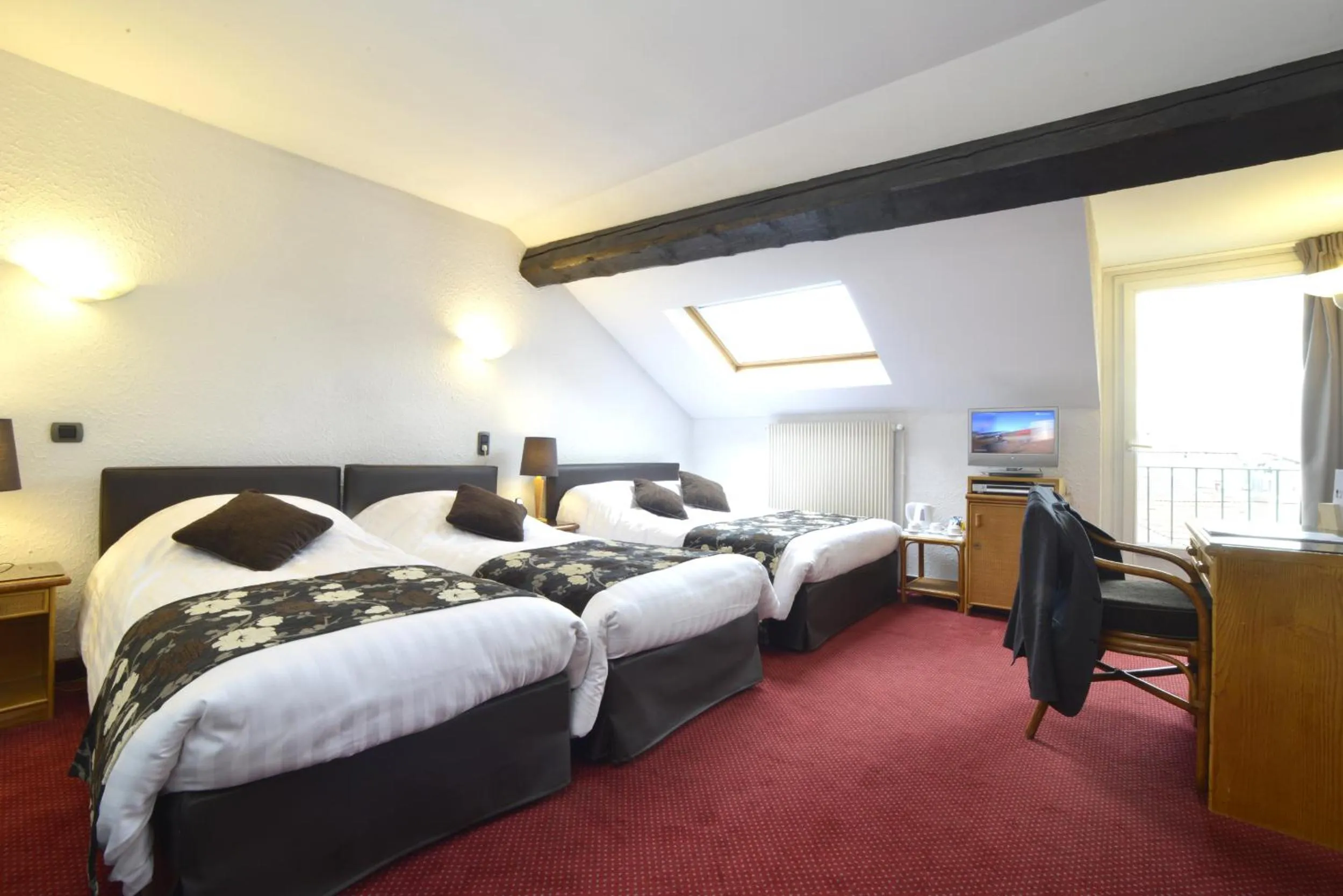 Bedroom, Bed in Hôtel d’Angleterre Grenoble Hyper-Centre