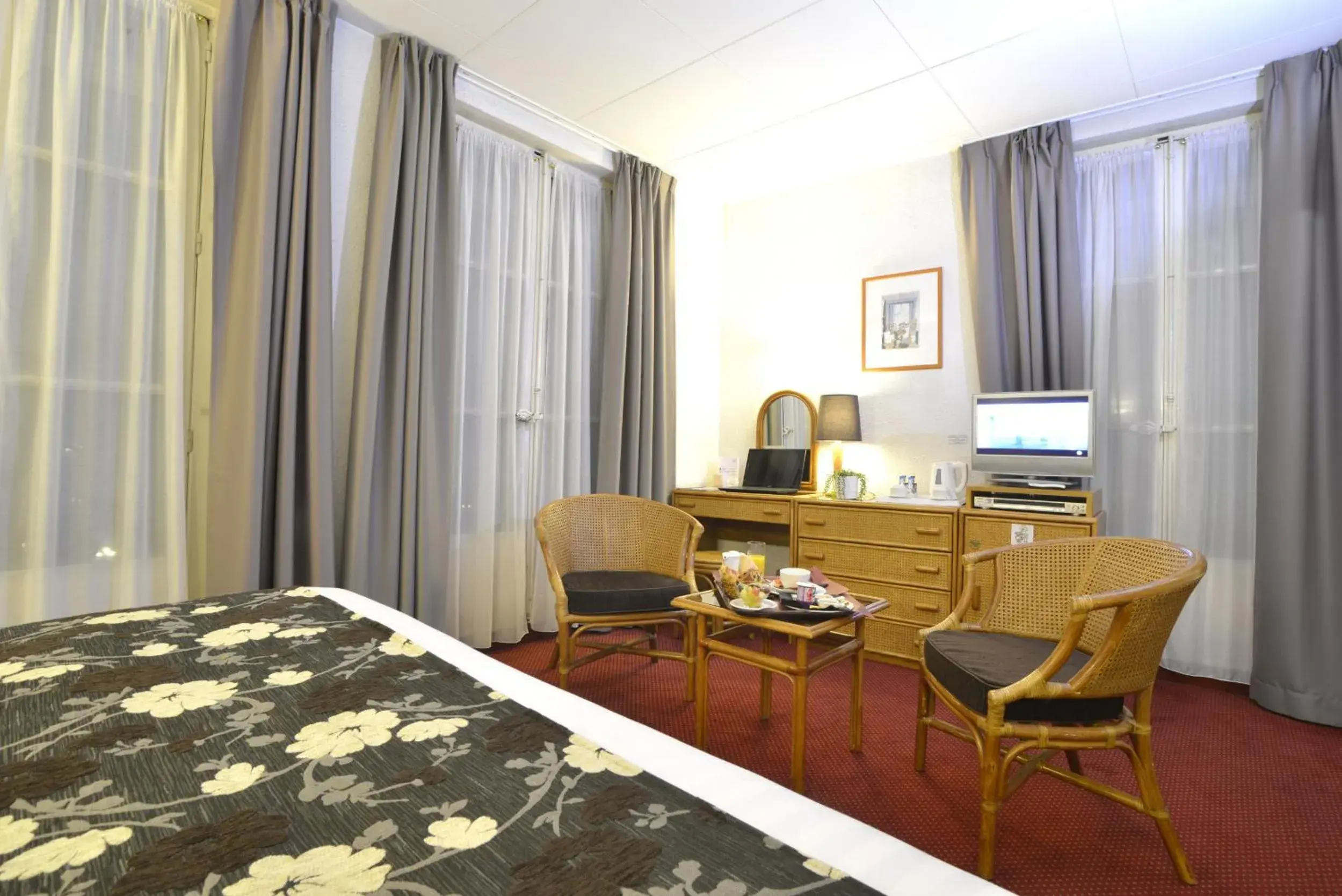 Superior Double Room in Hôtel d’Angleterre Grenoble Hyper-Centre Superior Double Room in Hôtel d’Angleterre Grenoble Hyper-Centre