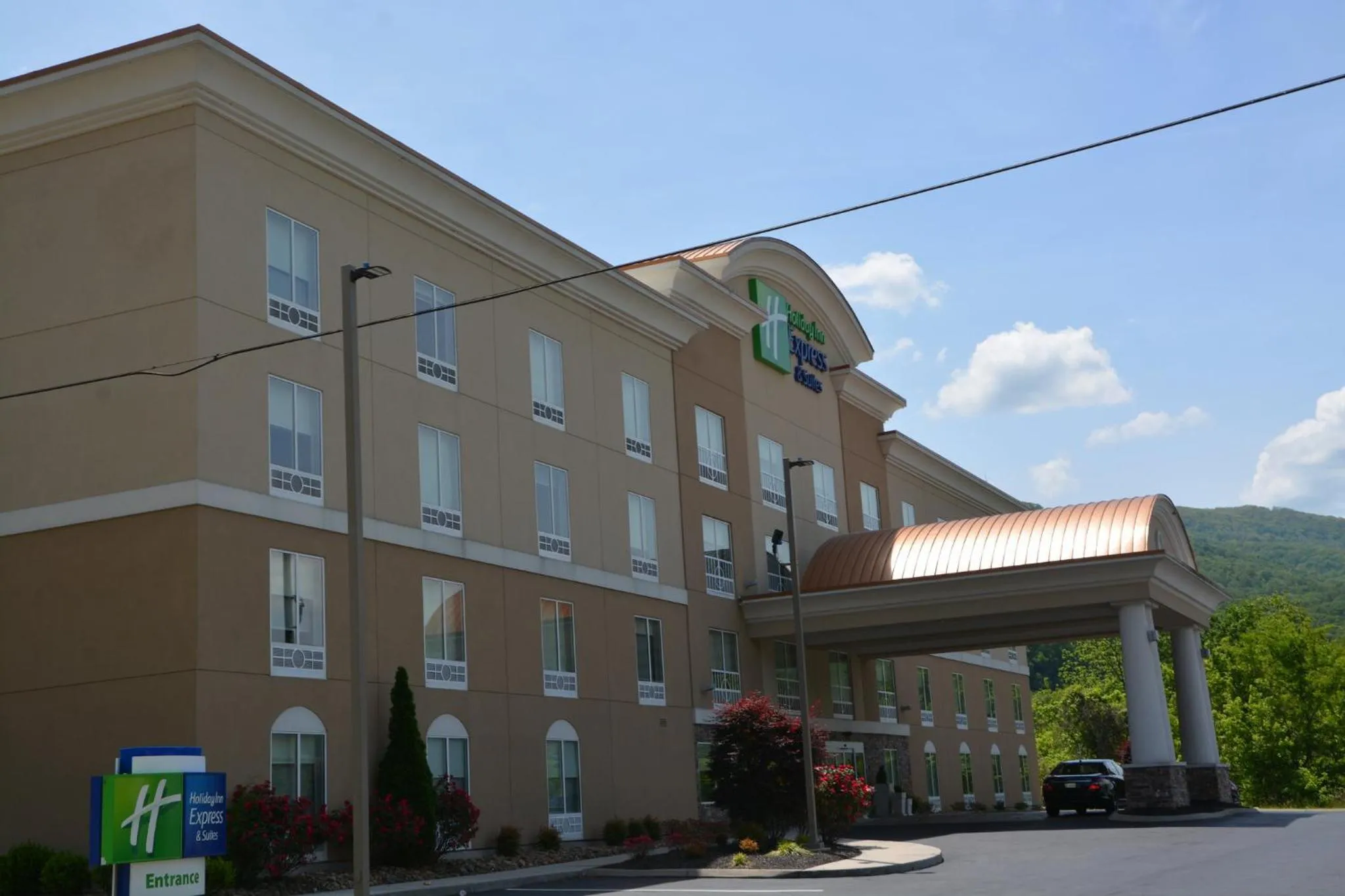 Property building in Holiday Inn Express & Suites Caryville by IHG