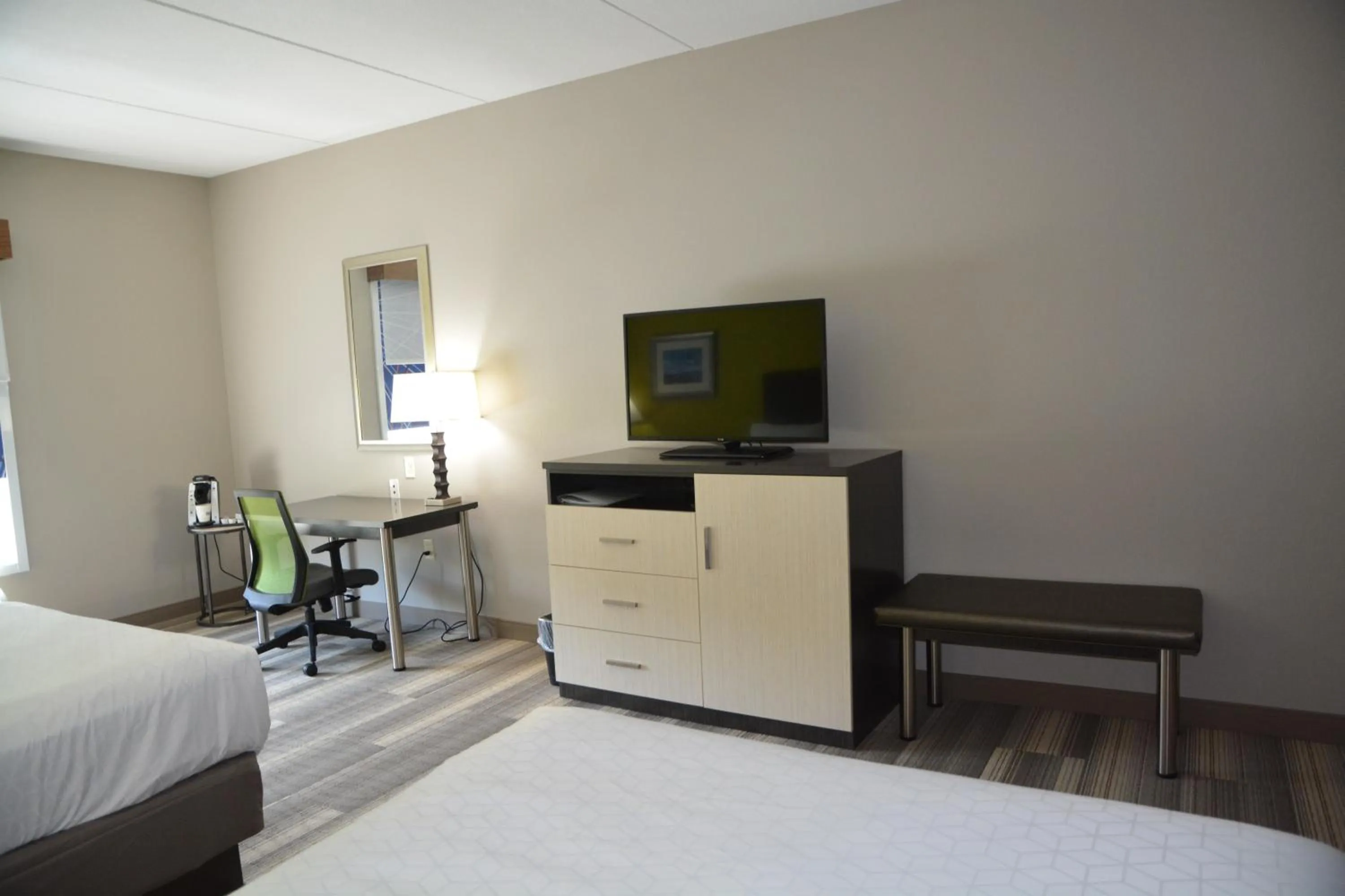 Bed in Holiday Inn Express & Suites Caryville by IHG