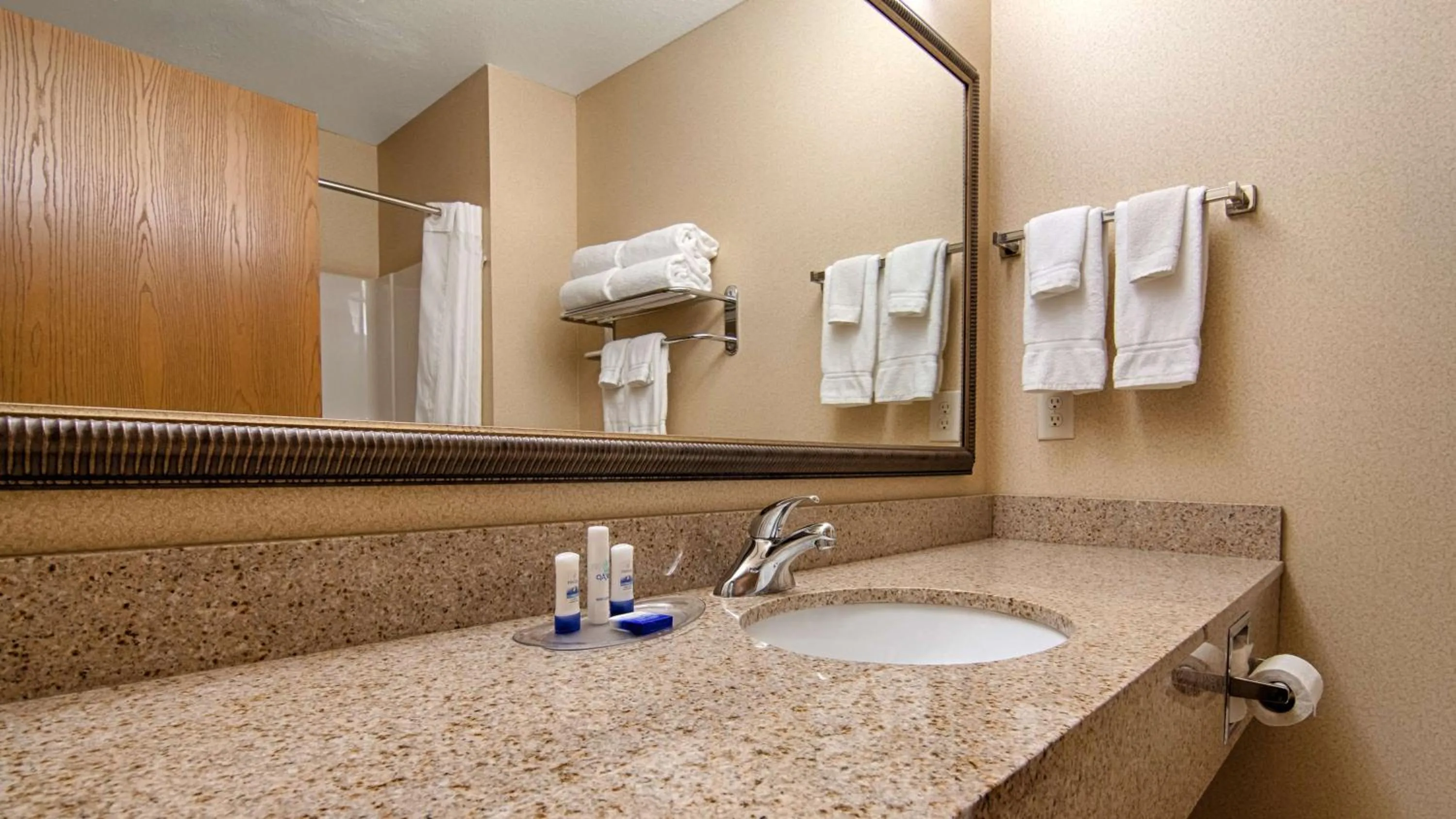 Photo of the whole room in Best Western Plus Blaine at the National Sports Center