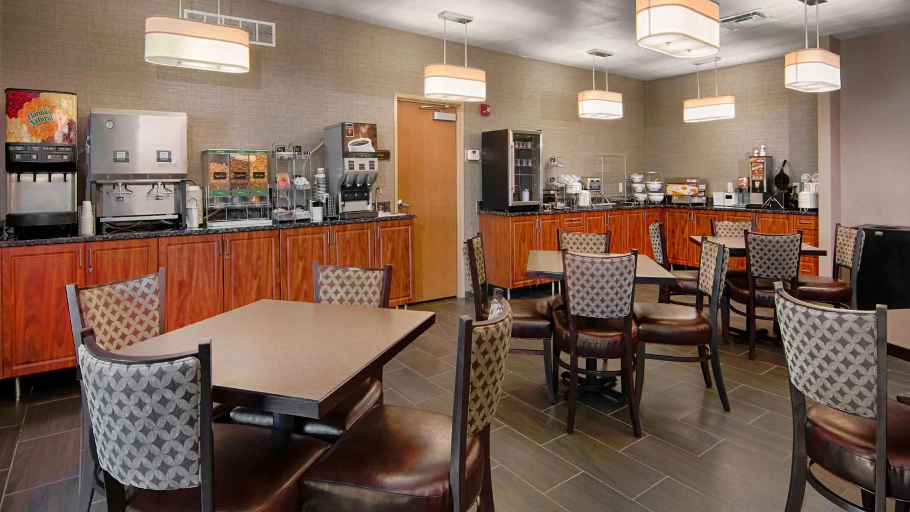 Restaurant/places to eat in Best Western Plus Blaine at the National Sports Center