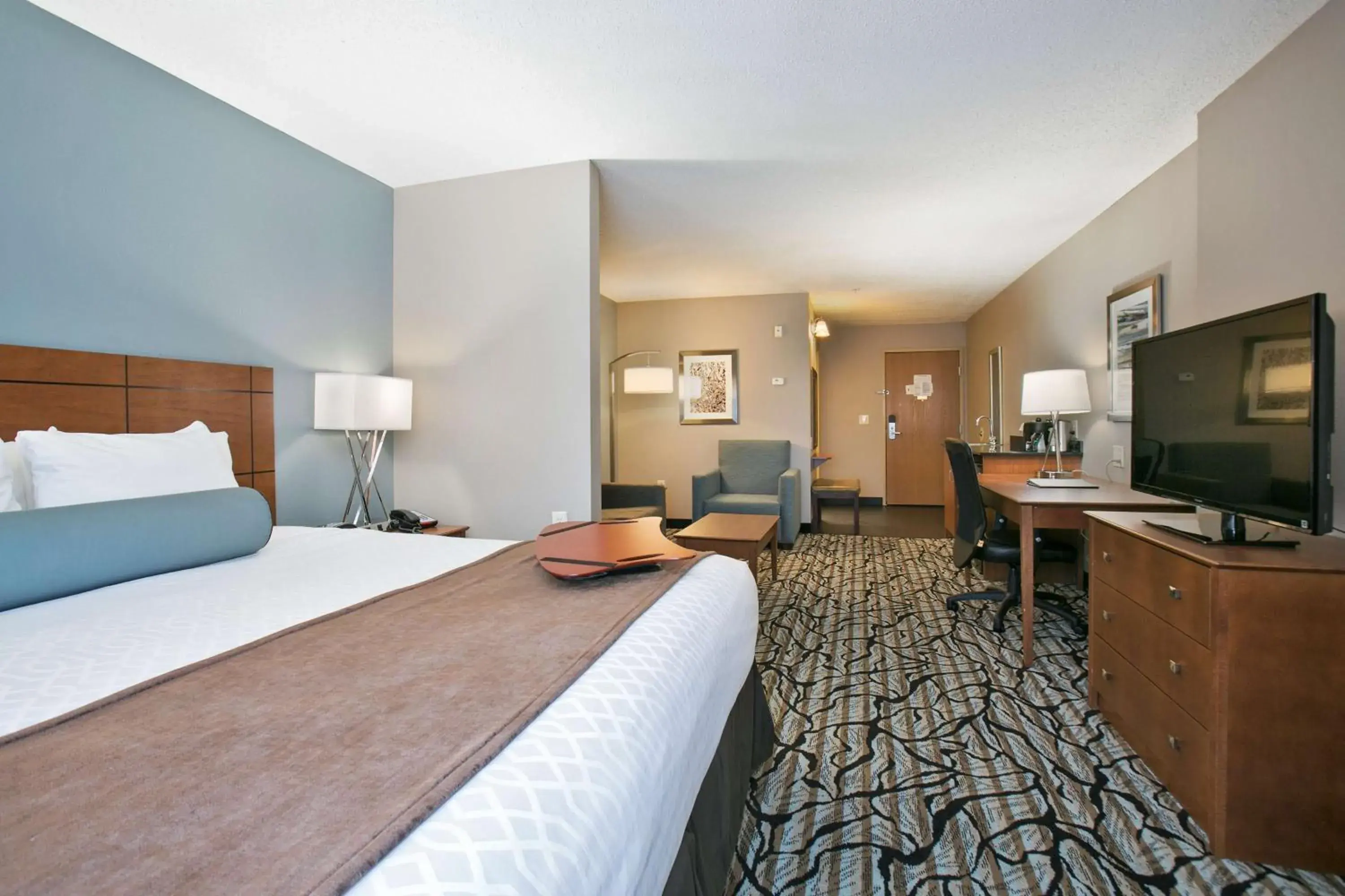 King Suite with Sofa Bed and Bath Tub - Mobility Accessible in Best Western Plus Blaine at the National Sports Center King Suite with Sofa Bed and Bath Tub - Mobility Accessible in Best Western Plus Blaine at the National Sports Center