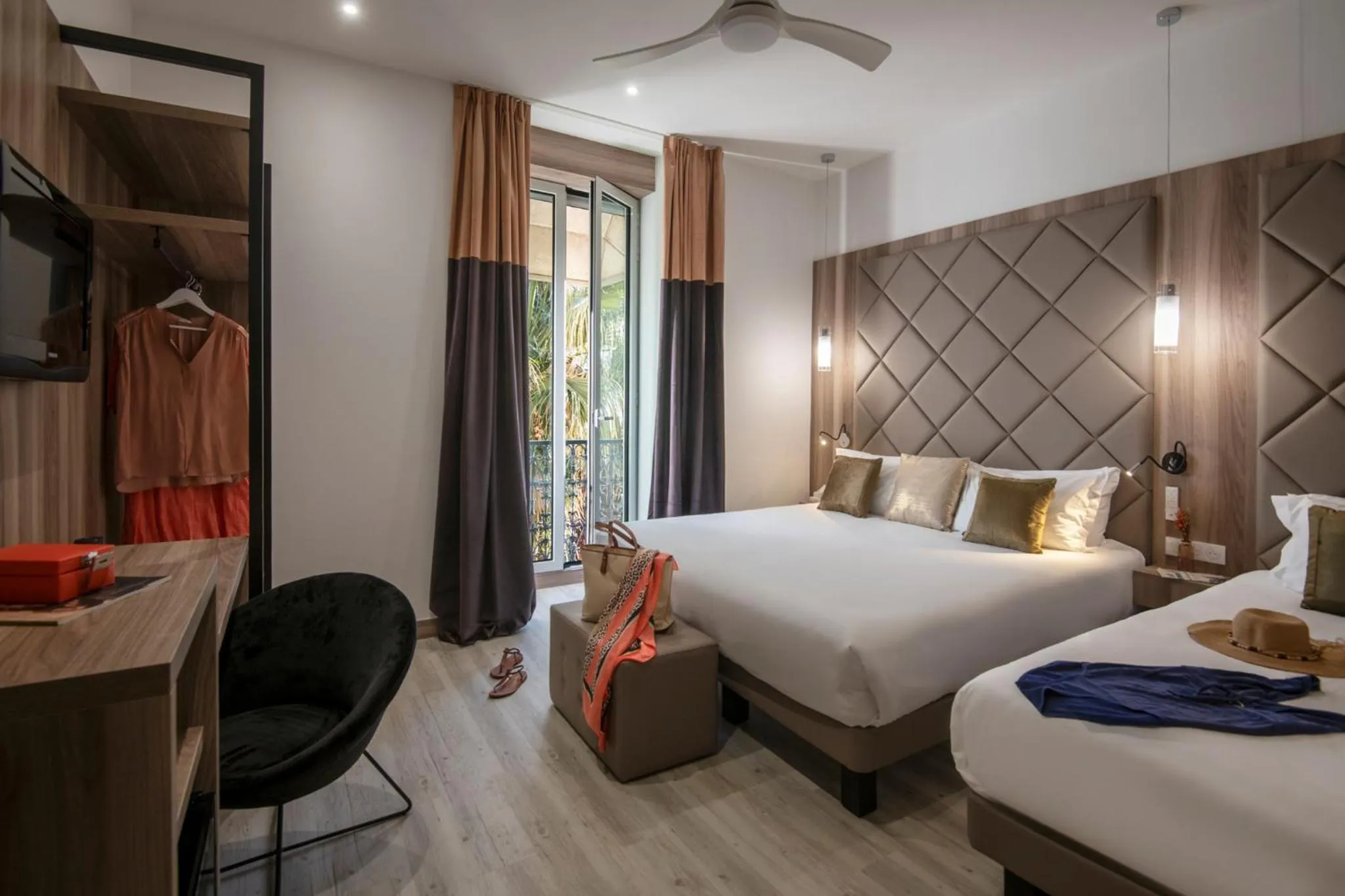 City view, Bed in GOLDEN TULIP CANNES HOTEL de PARIS